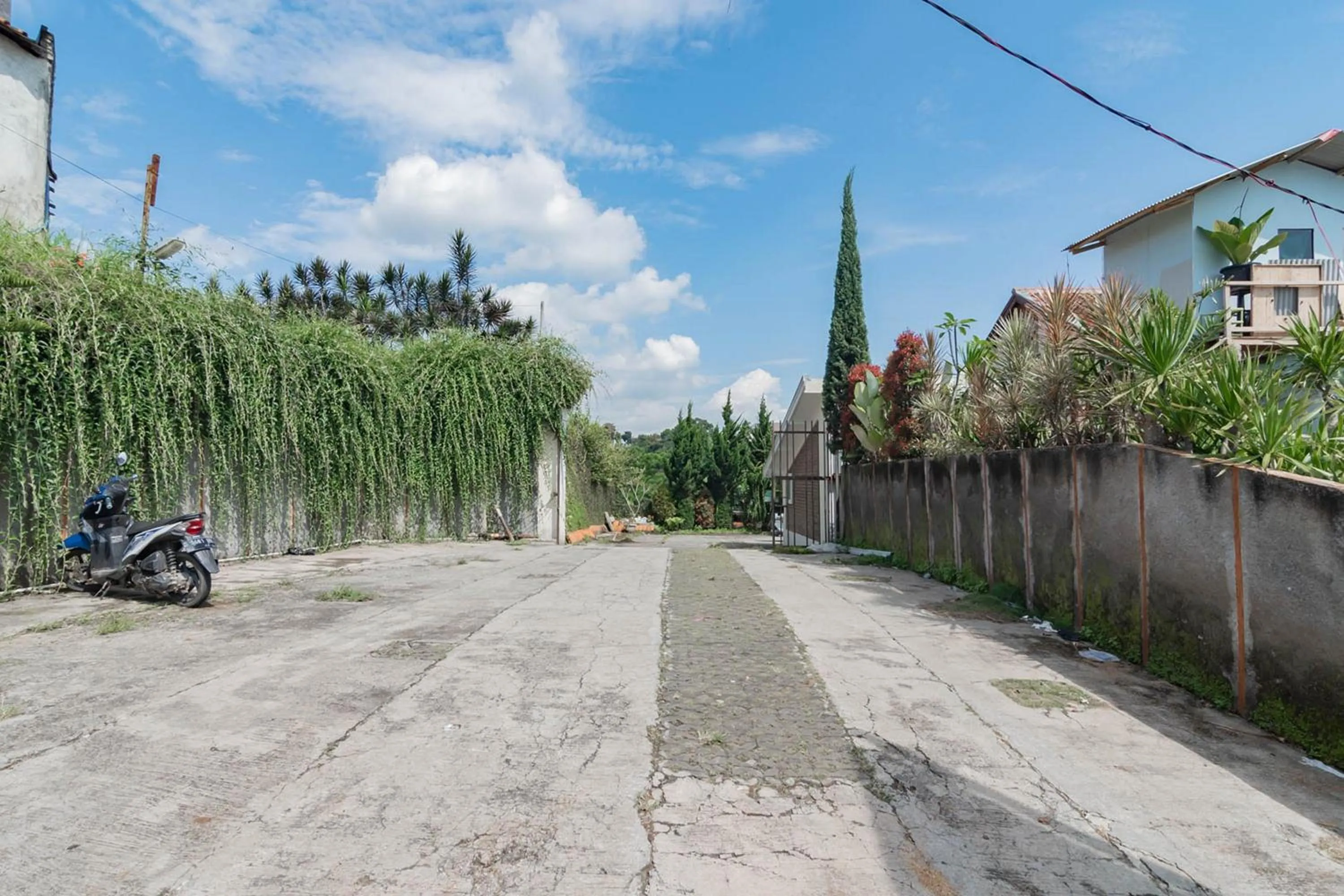 Parking in RedDoorz near Farmhouse Lembang