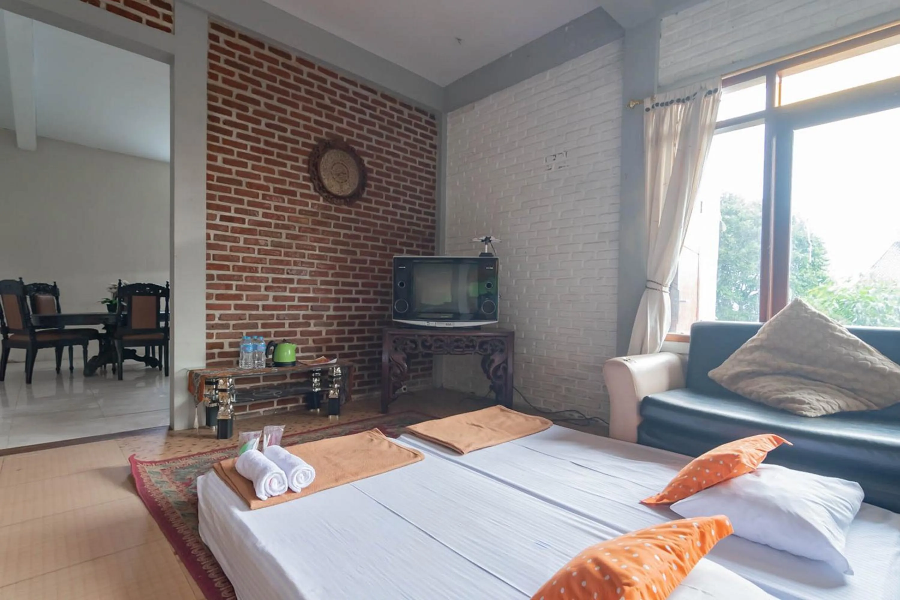 TV and multimedia, Bed in RedDoorz near Farmhouse Lembang