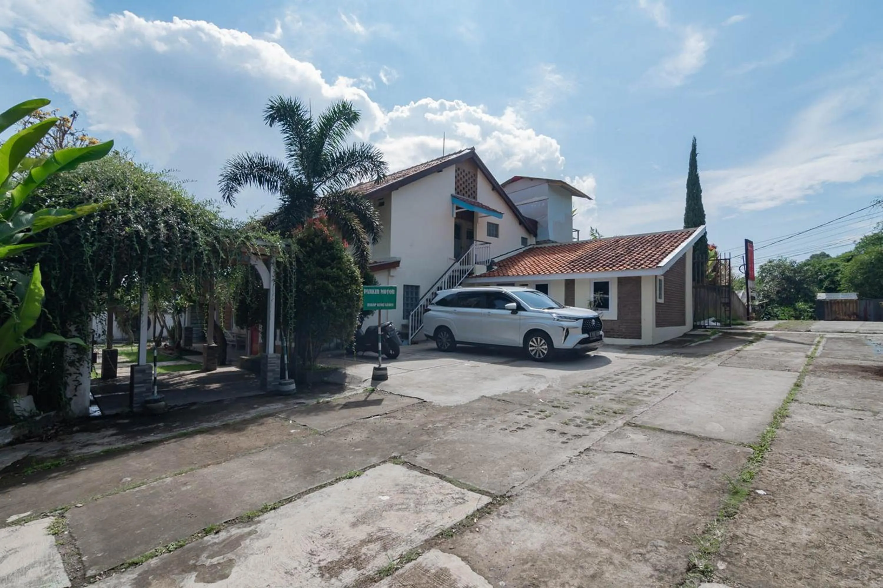 Property building in RedDoorz near Farmhouse Lembang