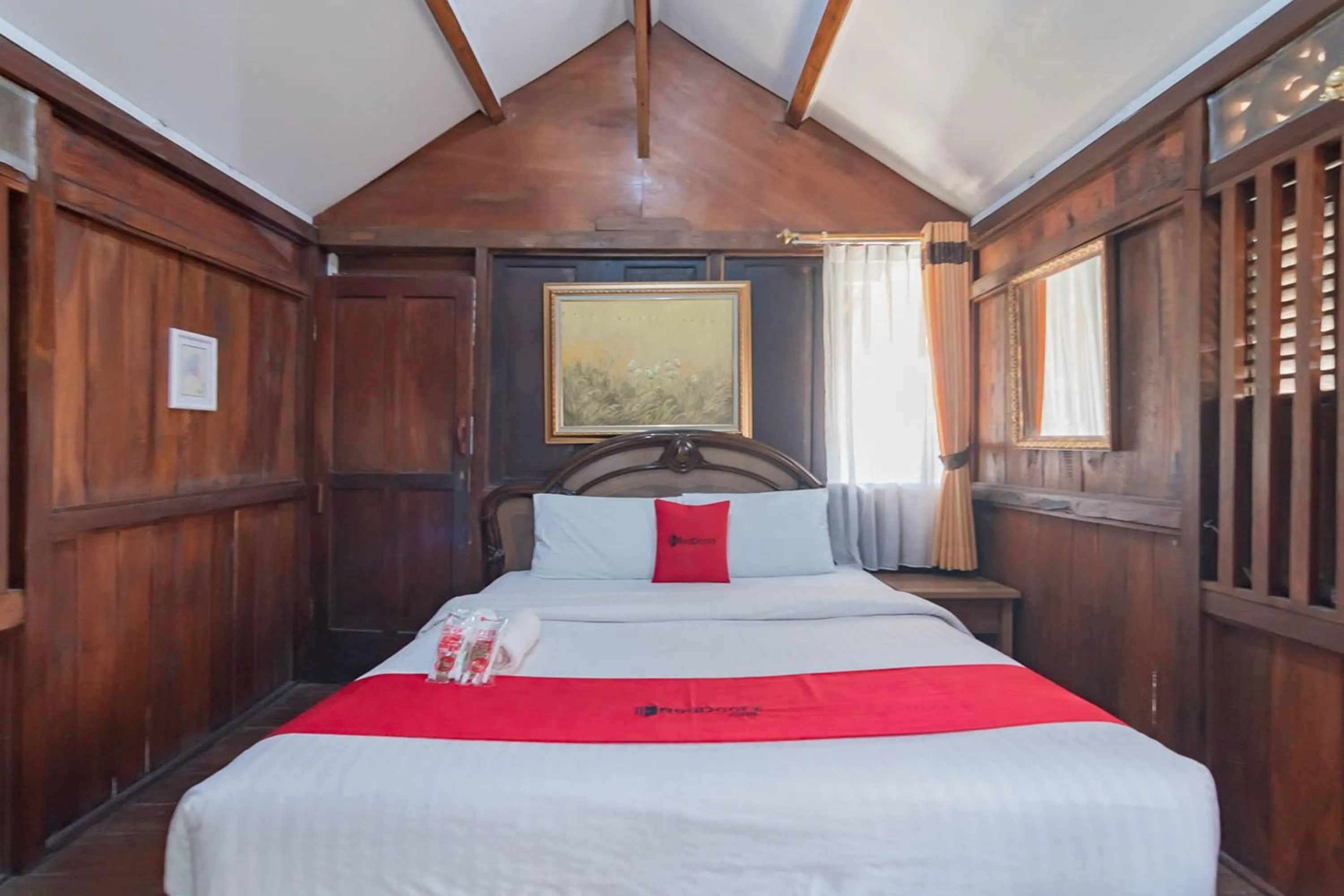 Bedroom, Bed in RedDoorz near Farmhouse Lembang