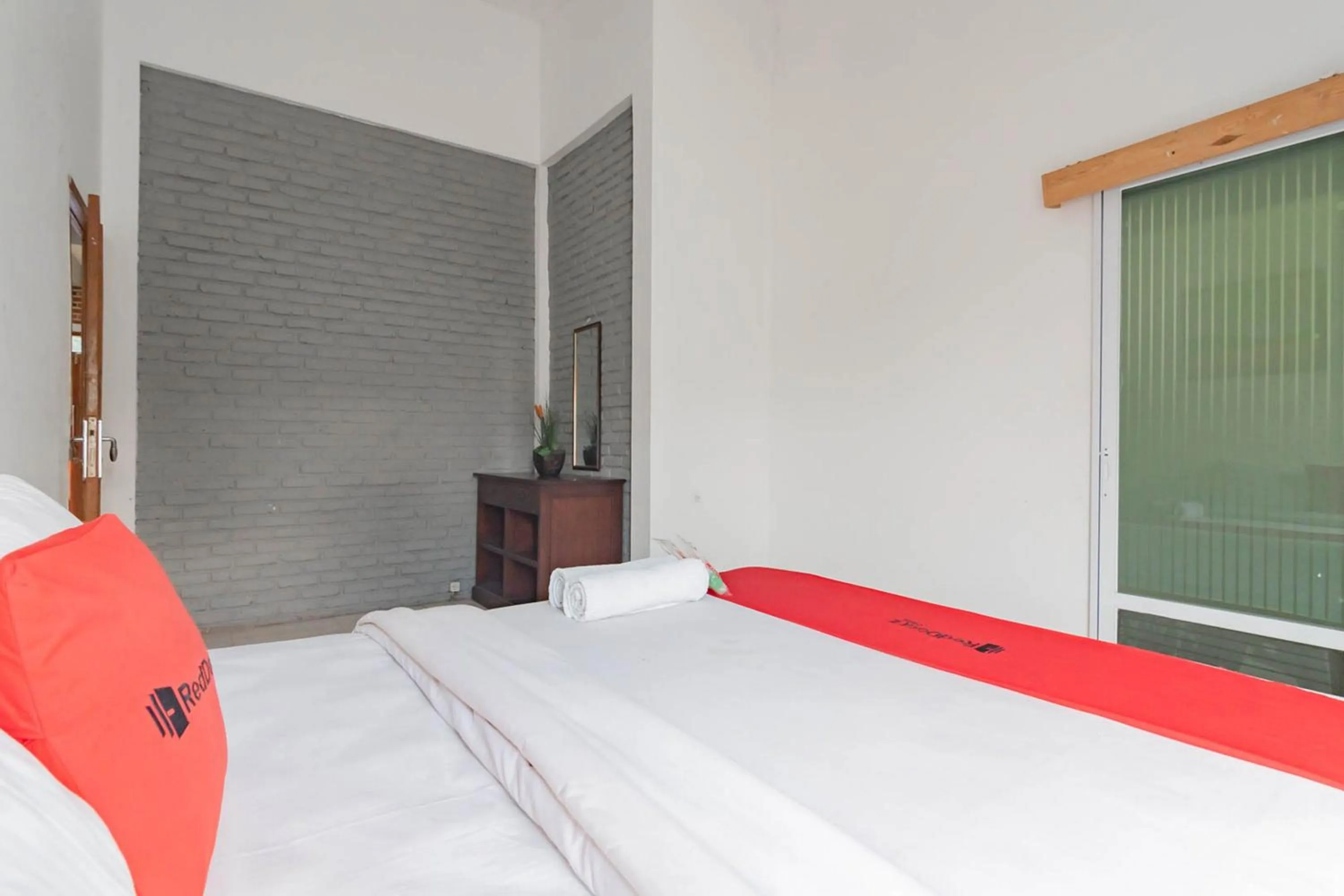 Bed in RedDoorz near Farmhouse Lembang