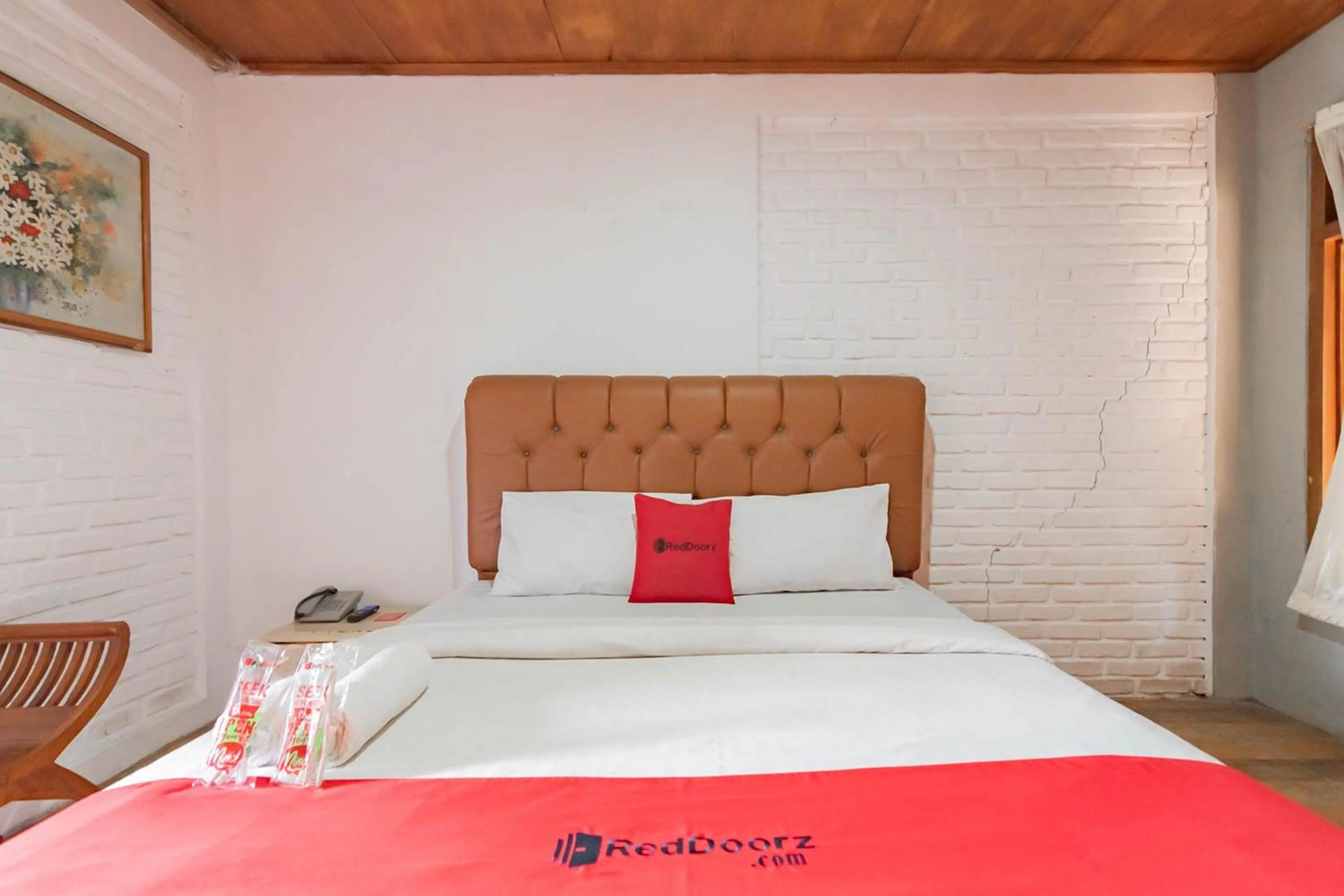 Bedroom, Bed in RedDoorz near Farmhouse Lembang