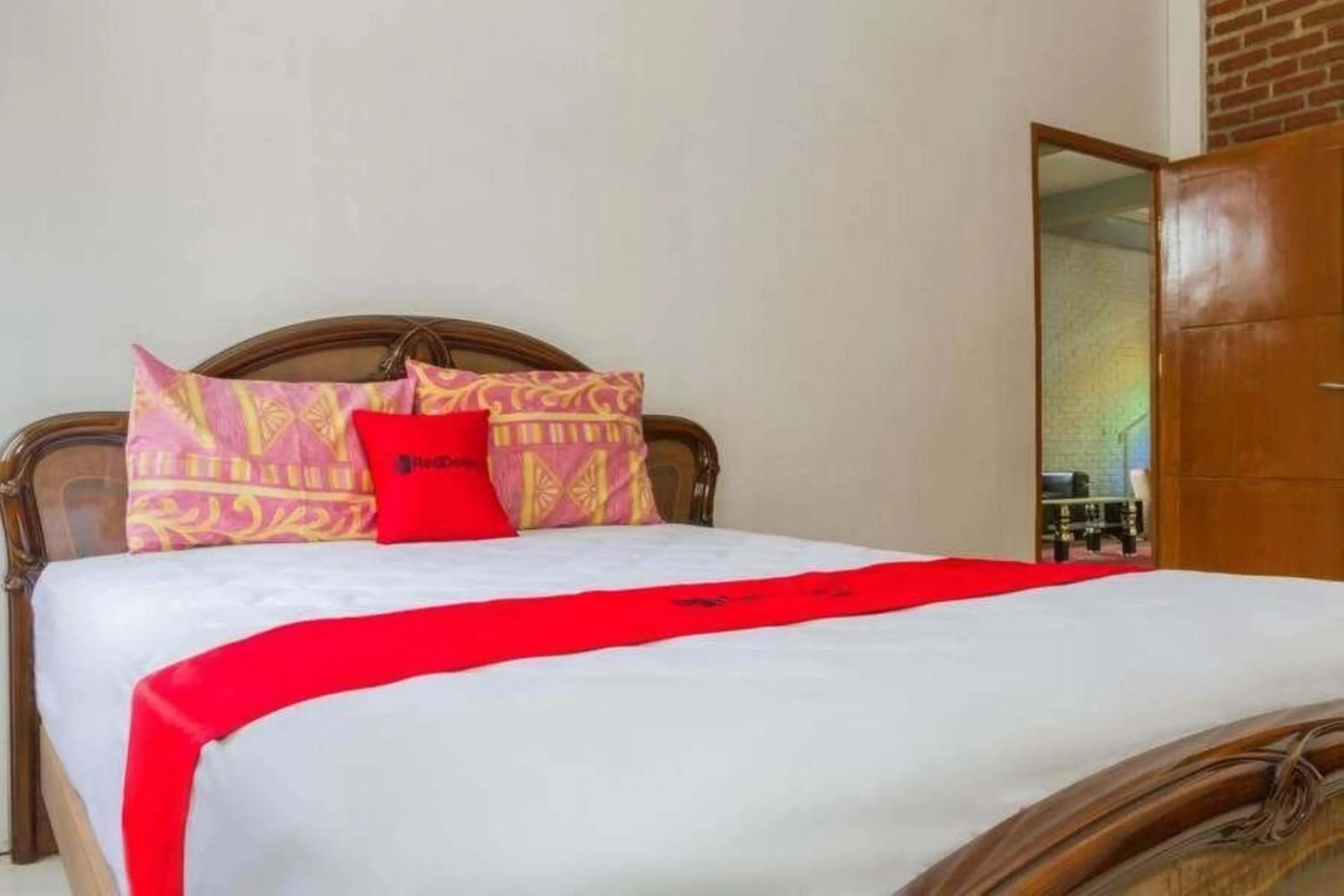 Bedroom, Bed in RedDoorz near Farmhouse Lembang