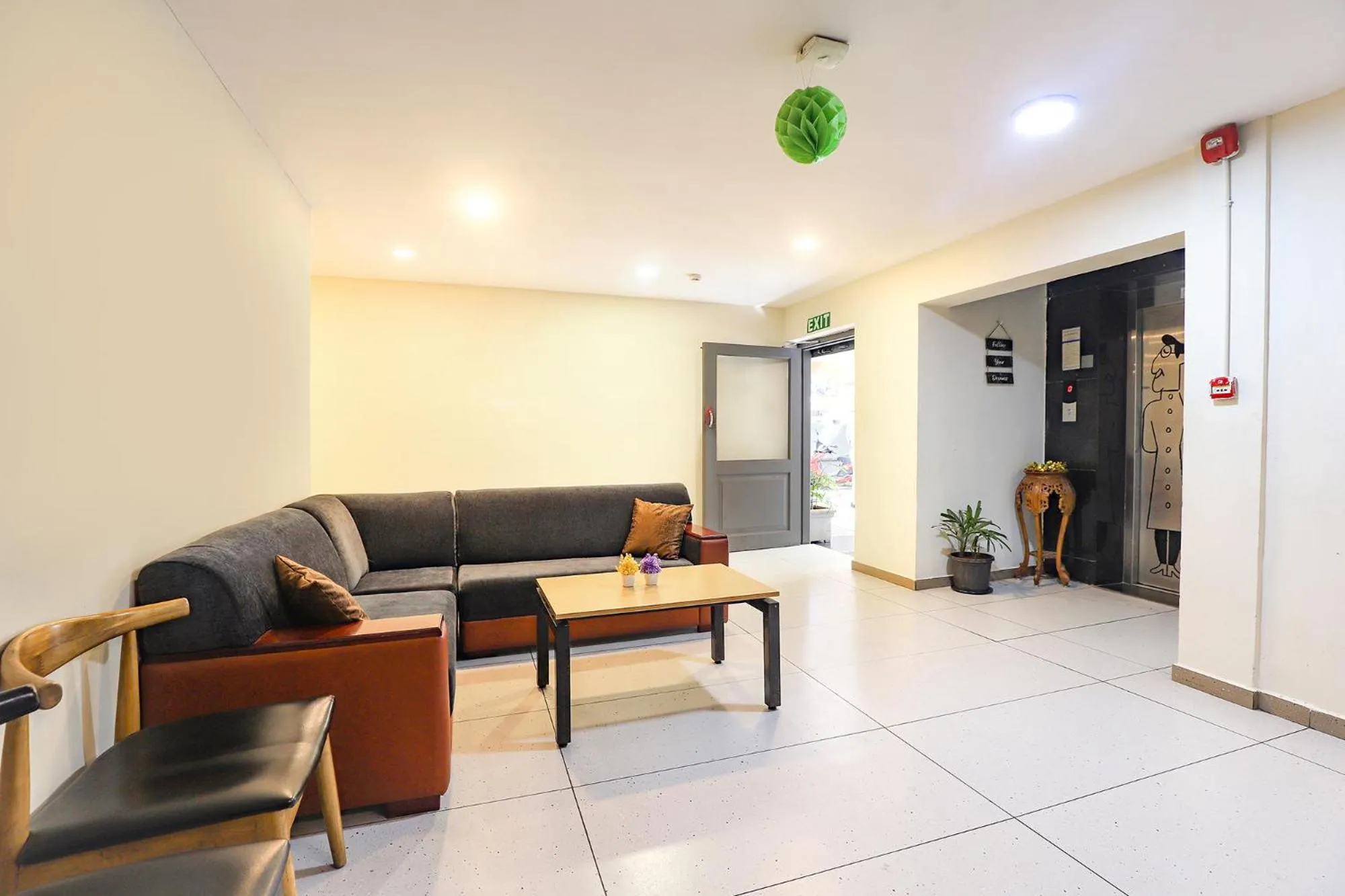 Seating area in Super Townhouse 056 T Nagar Chennai Near AGS Cinemas T Nagar