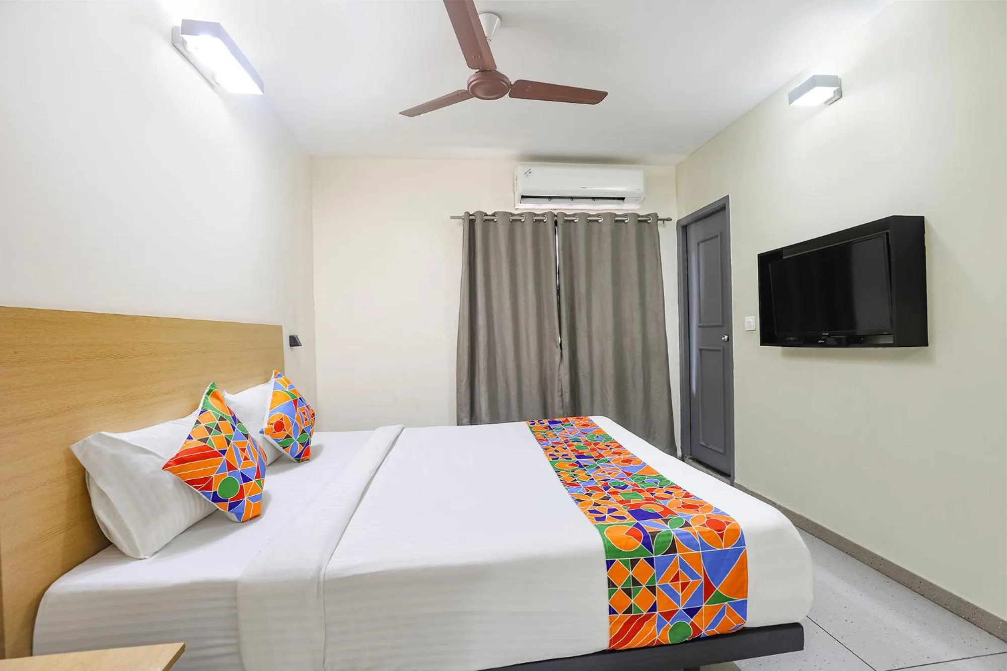 Bed in Super Townhouse 056 T Nagar Chennai Near AGS Cinemas T Nagar
