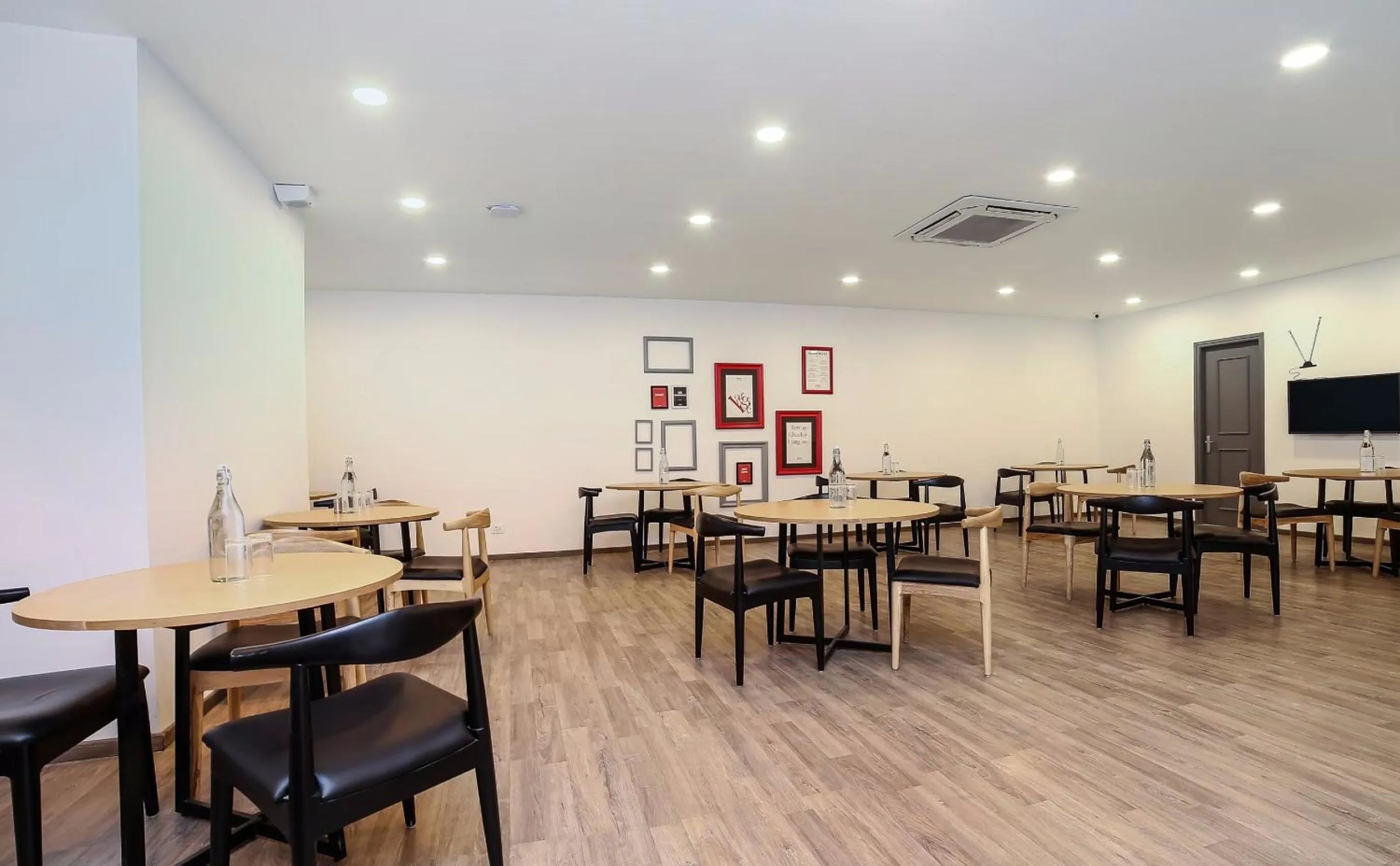 Restaurant/places to eat in Townhouse Chattarpur Opp. Tivoli Garden Near Chhatarpur Metro Station