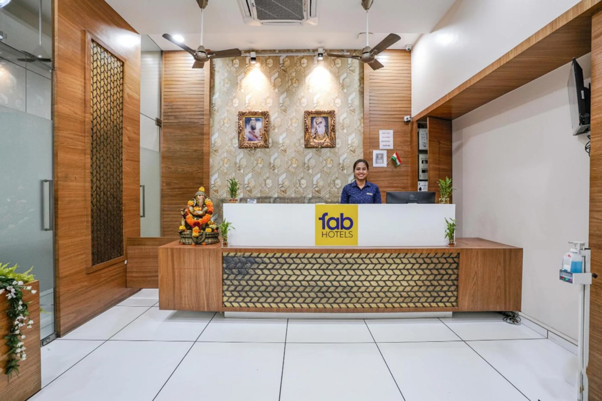 Lobby or reception in FabHotel Neelkamal - Chembur