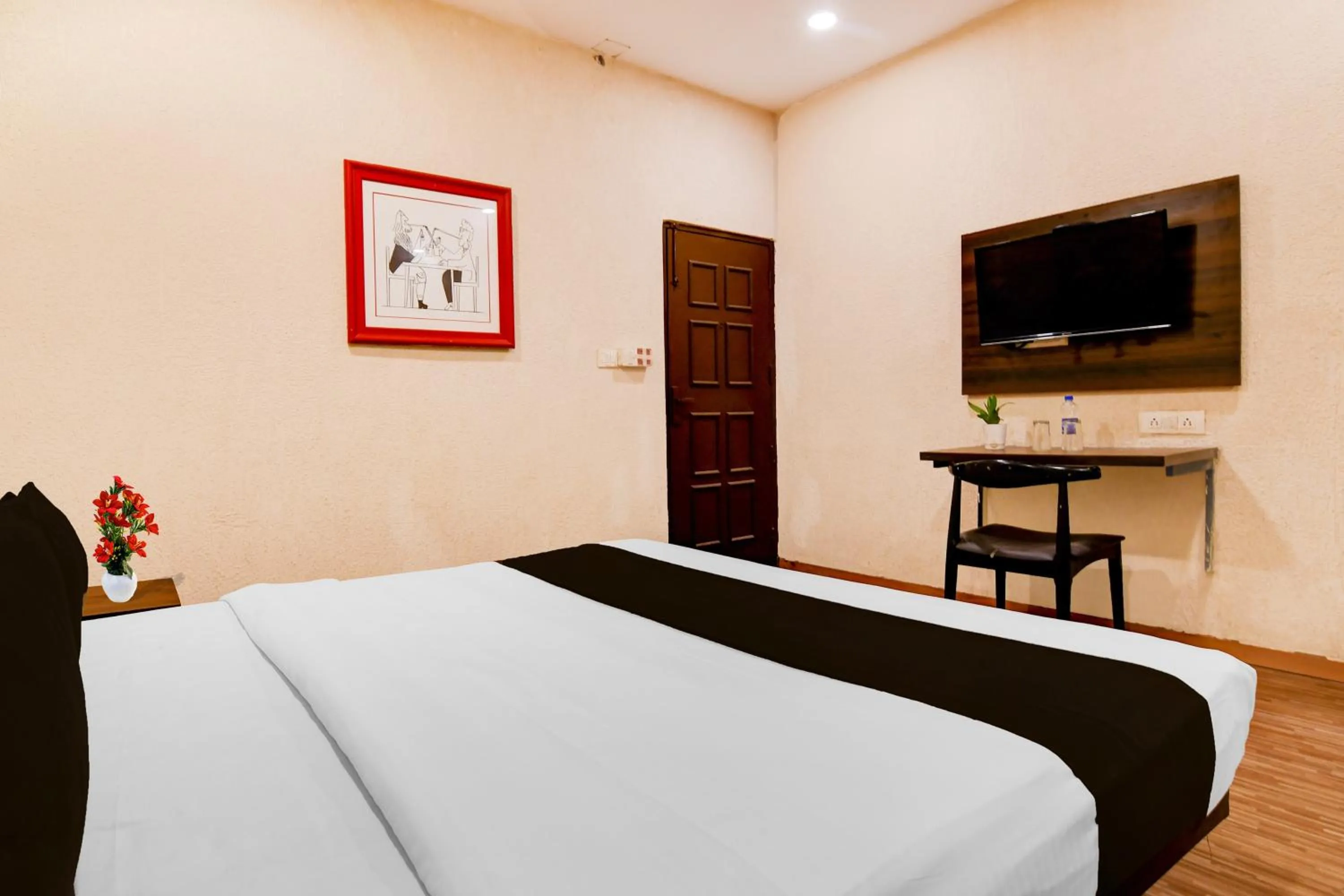 Bedroom, Bed in Super Townhouse Science City Formerly Hotel Mannat International