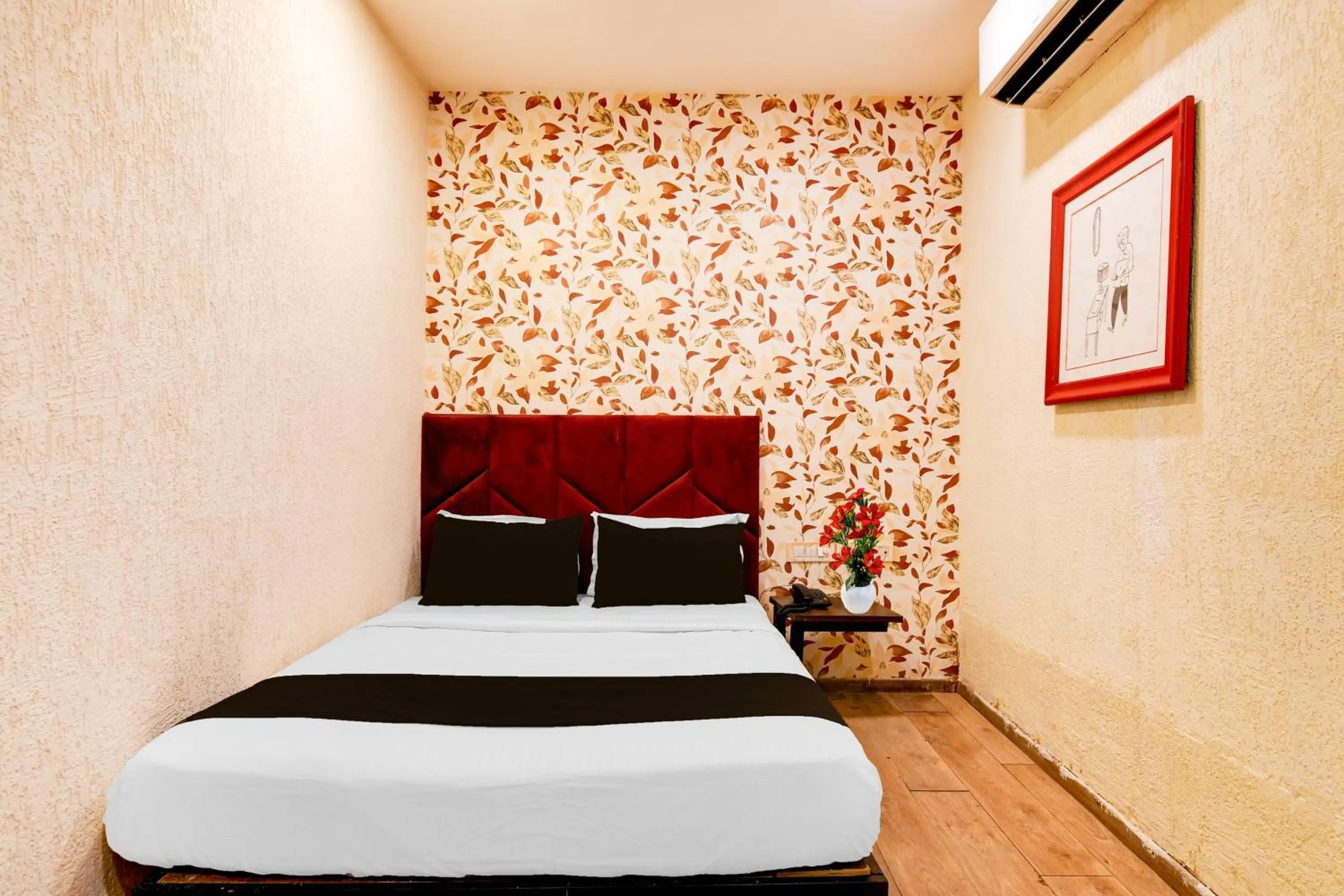 Bedroom, Bed in Super Townhouse Science City Formerly Hotel Mannat International