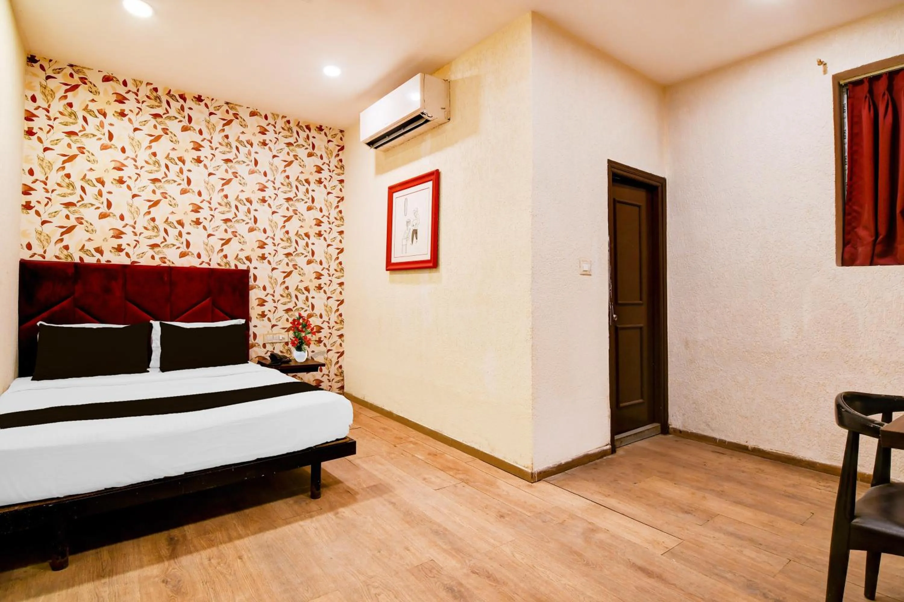Bedroom, Bed in Super Townhouse Science City Formerly Hotel Mannat International