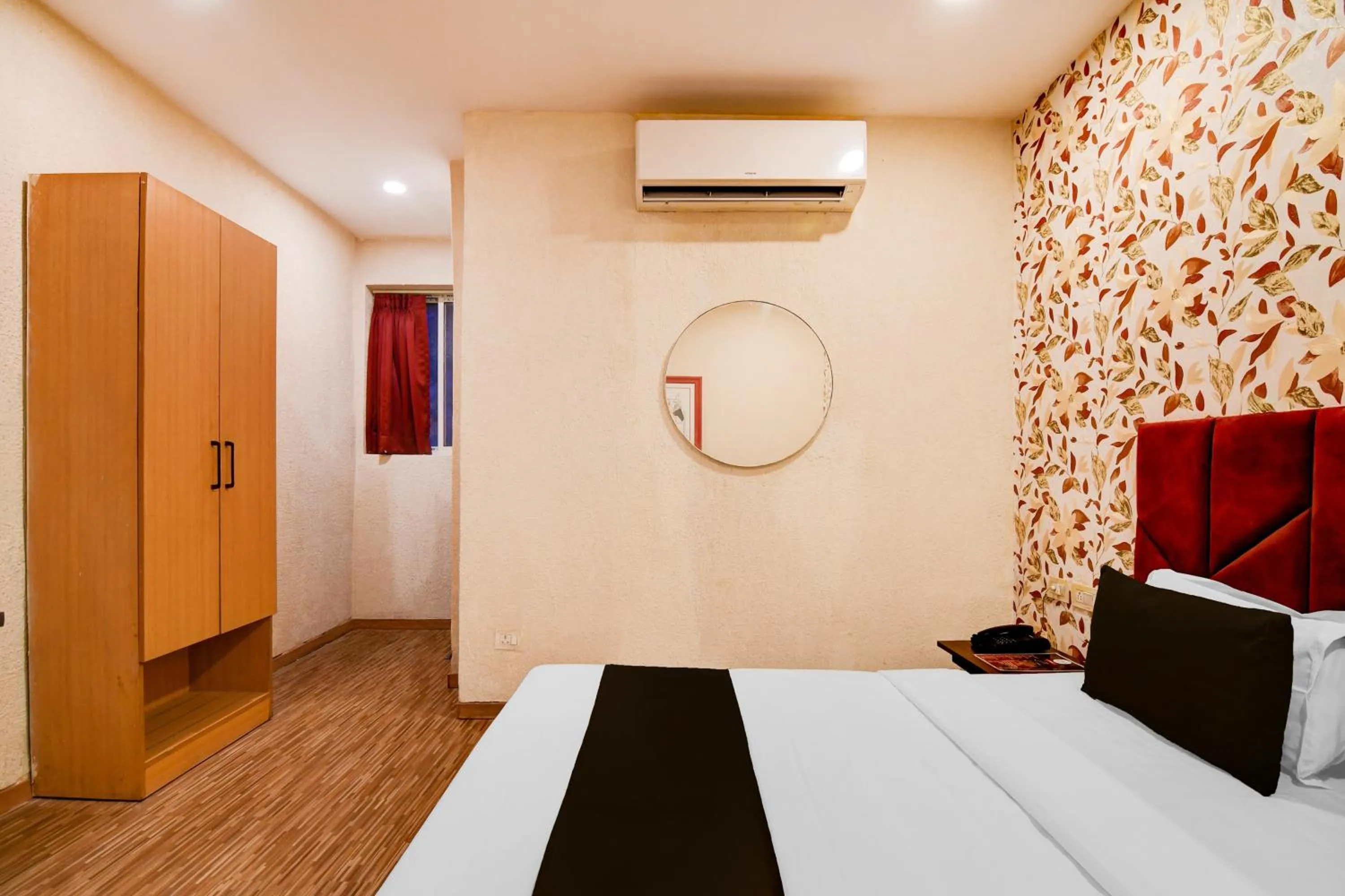 Bedroom, Bed in Super Townhouse Science City Formerly Hotel Mannat International