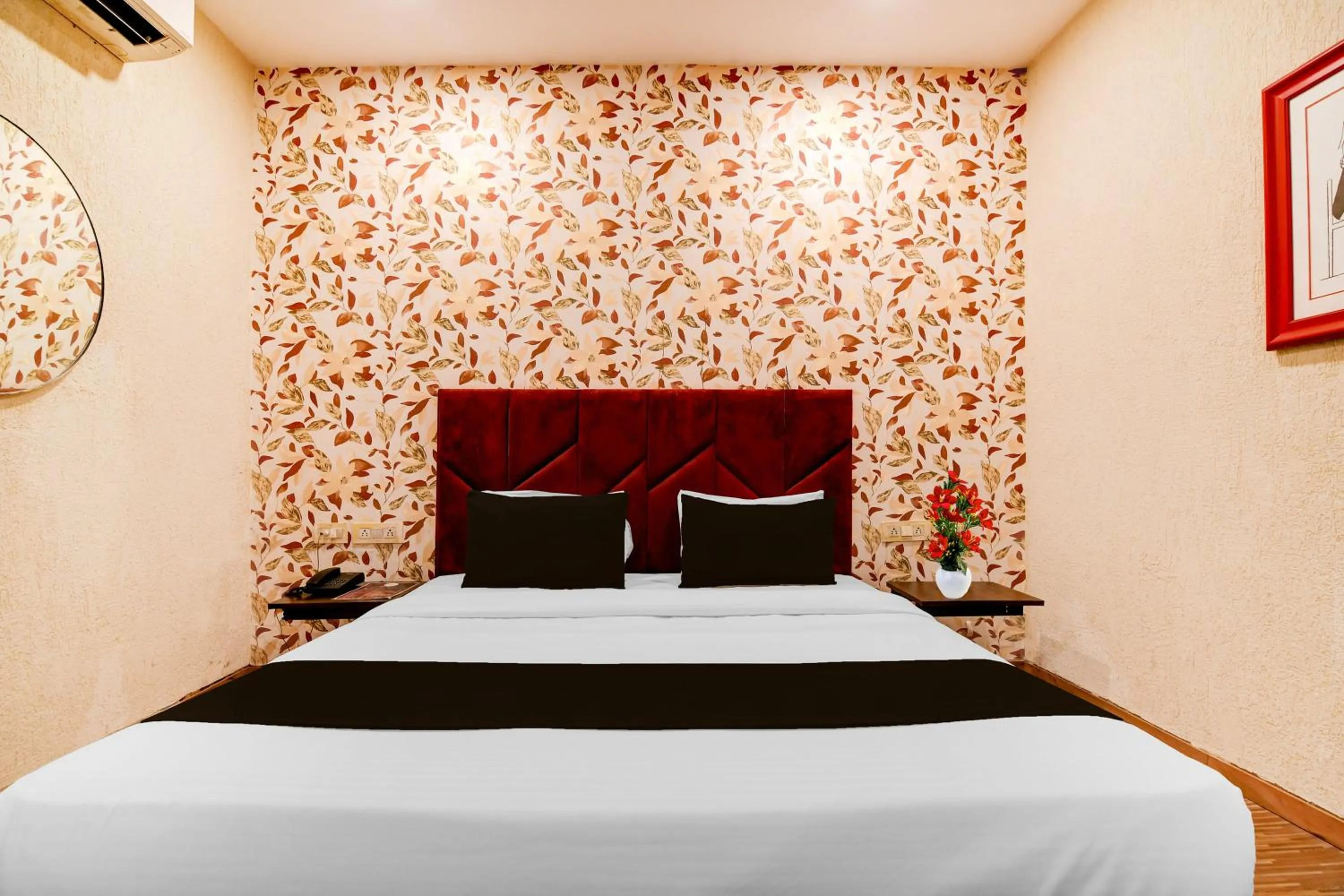 Bedroom, Bed in Super Townhouse Science City Formerly Hotel Mannat International