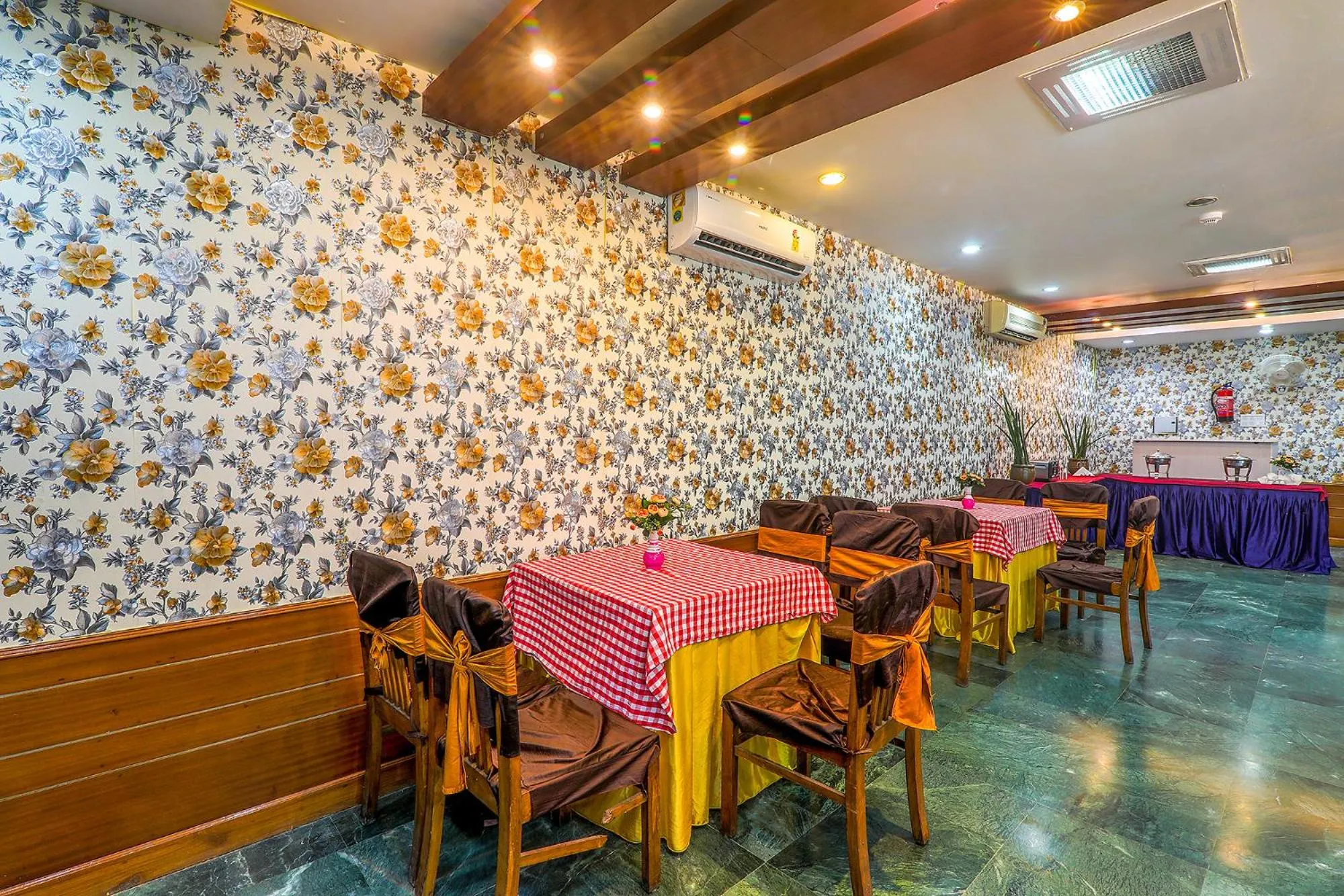 Restaurant/places to eat in Hotel Executive