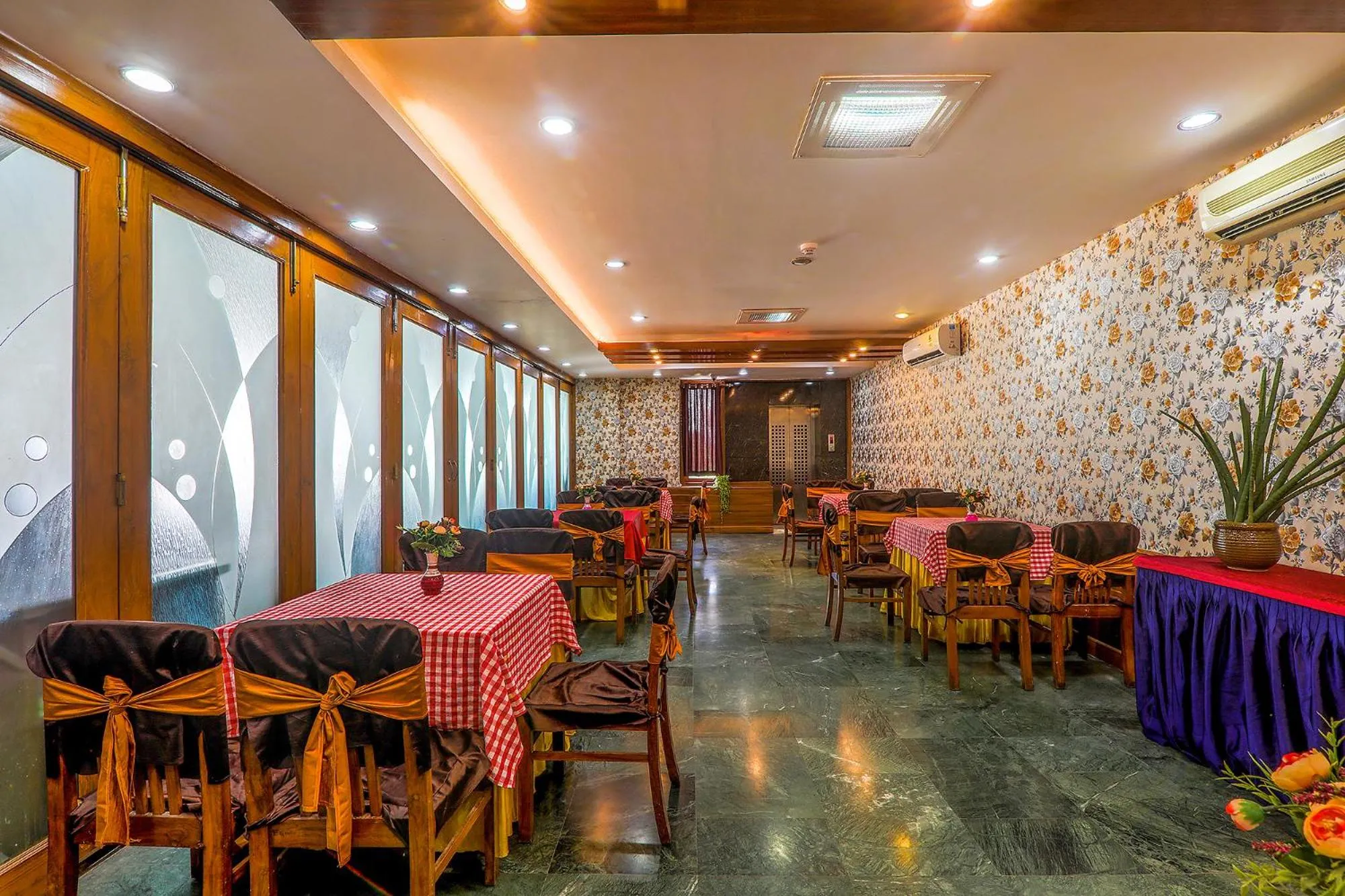 Restaurant/places to eat in Hotel Executive