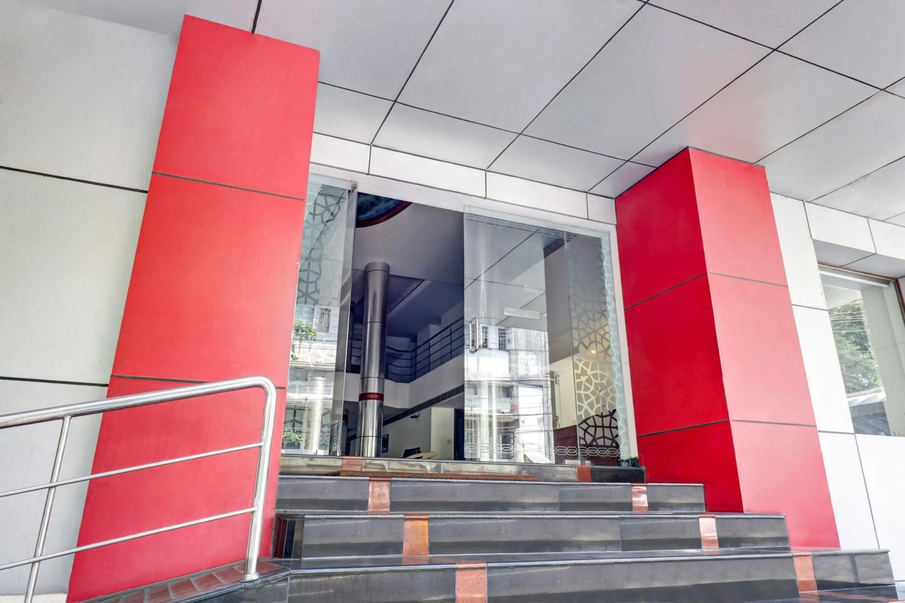 Facade/entrance in Collection O M G Road