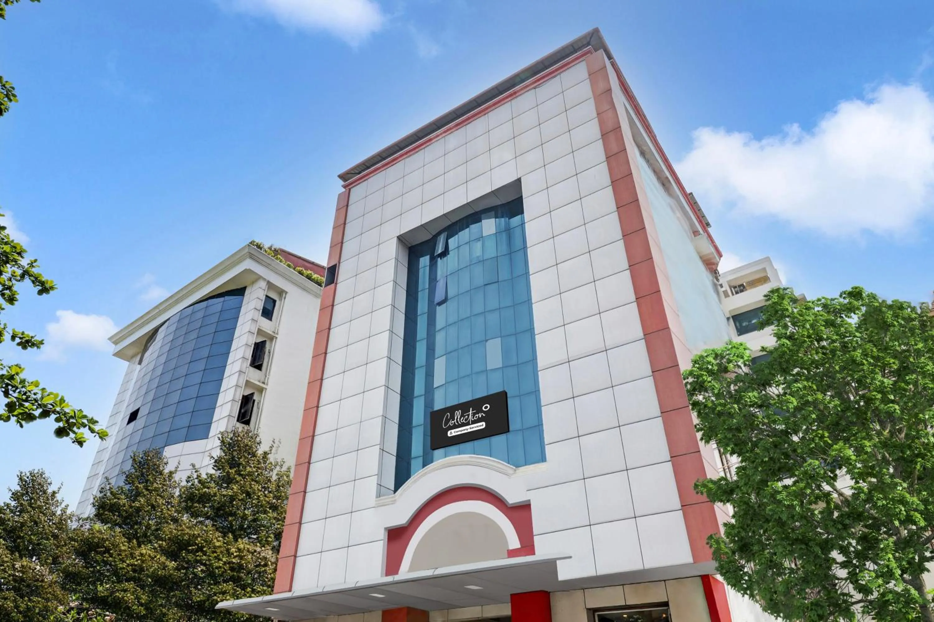 Facade/entrance in Collection O M G Road