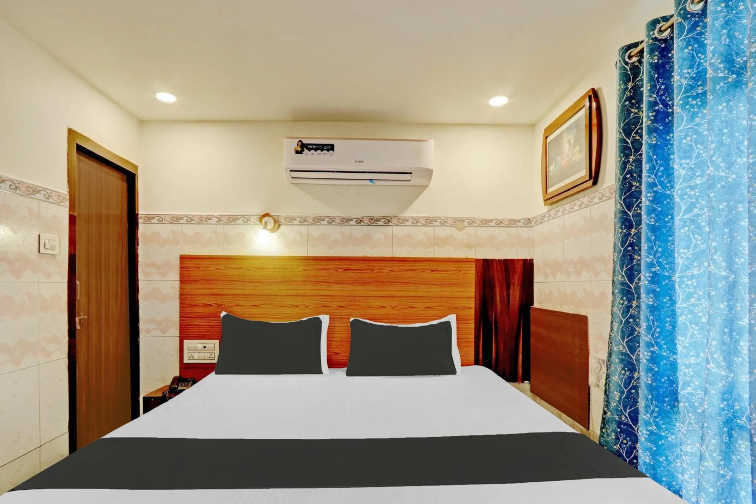 Bedroom, Bed in Collection O M G Road