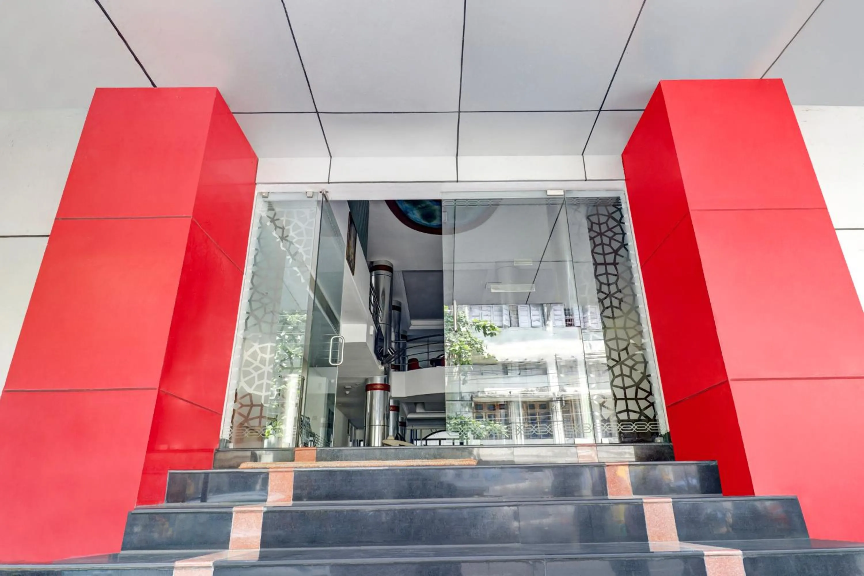 Facade/entrance in Collection O M G Road