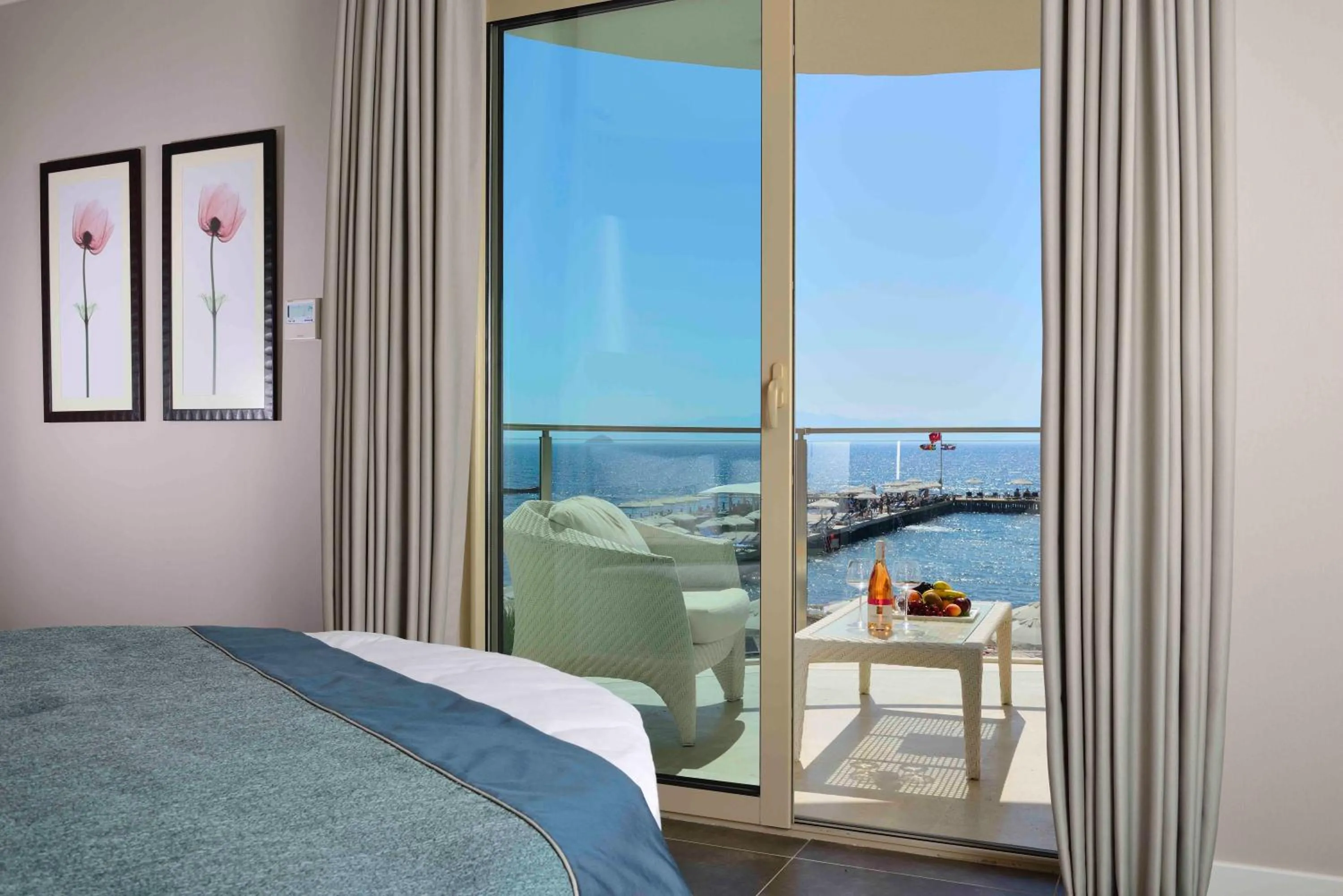 Bed in Sundance Suites Hotel