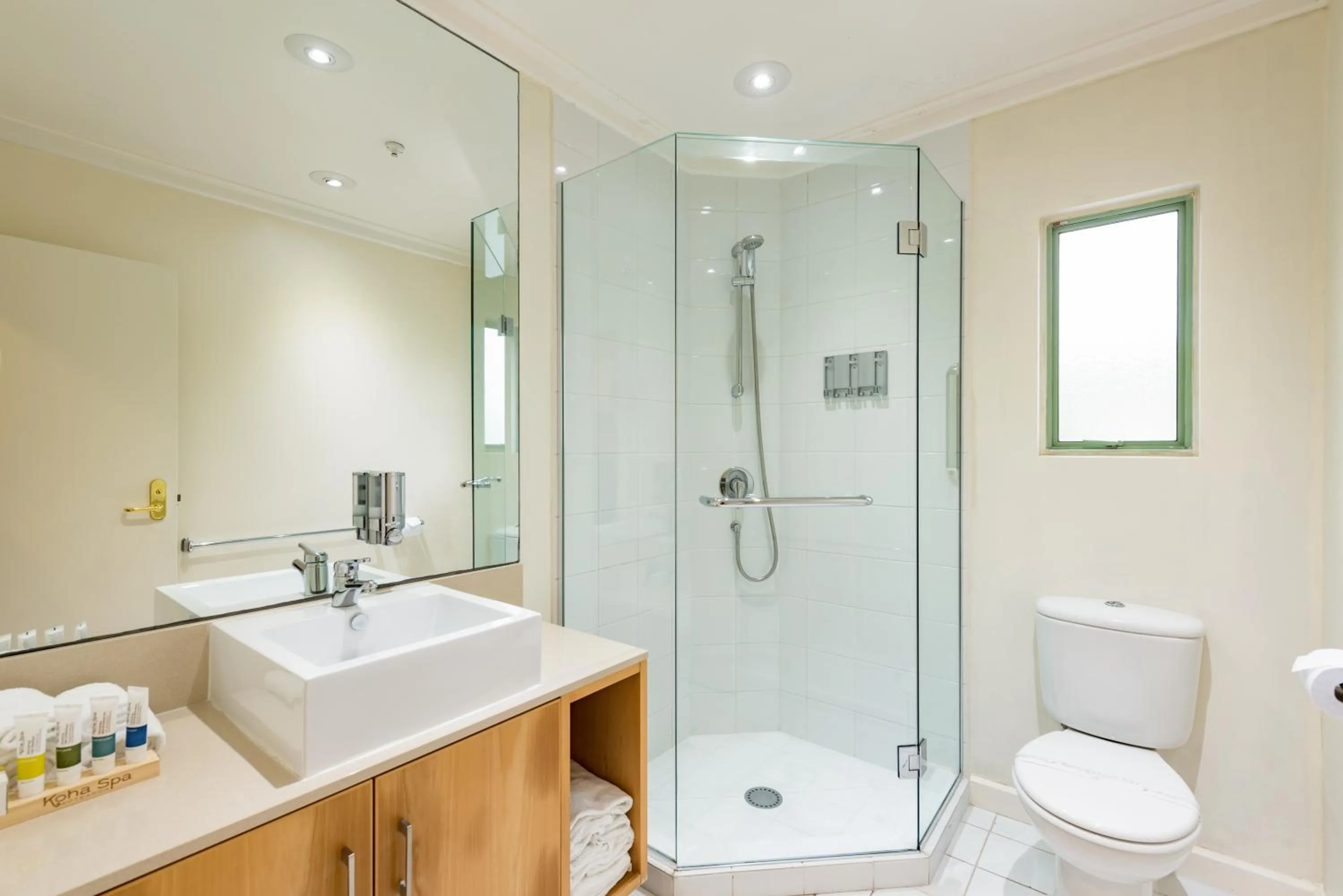 Shower in Paihia Beach Resort & Spa Hotel