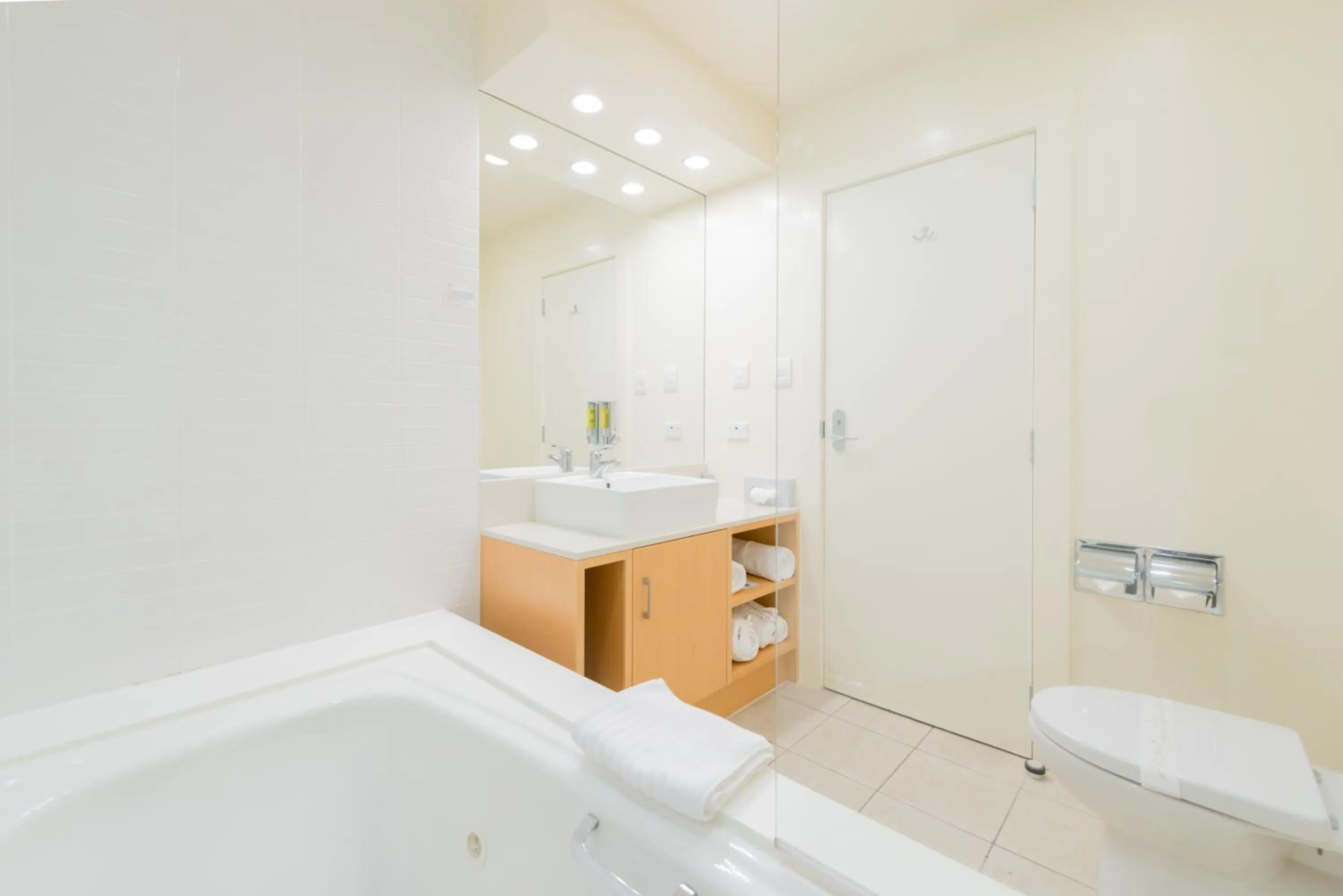 Bathroom in Paihia Beach Resort & Spa Hotel