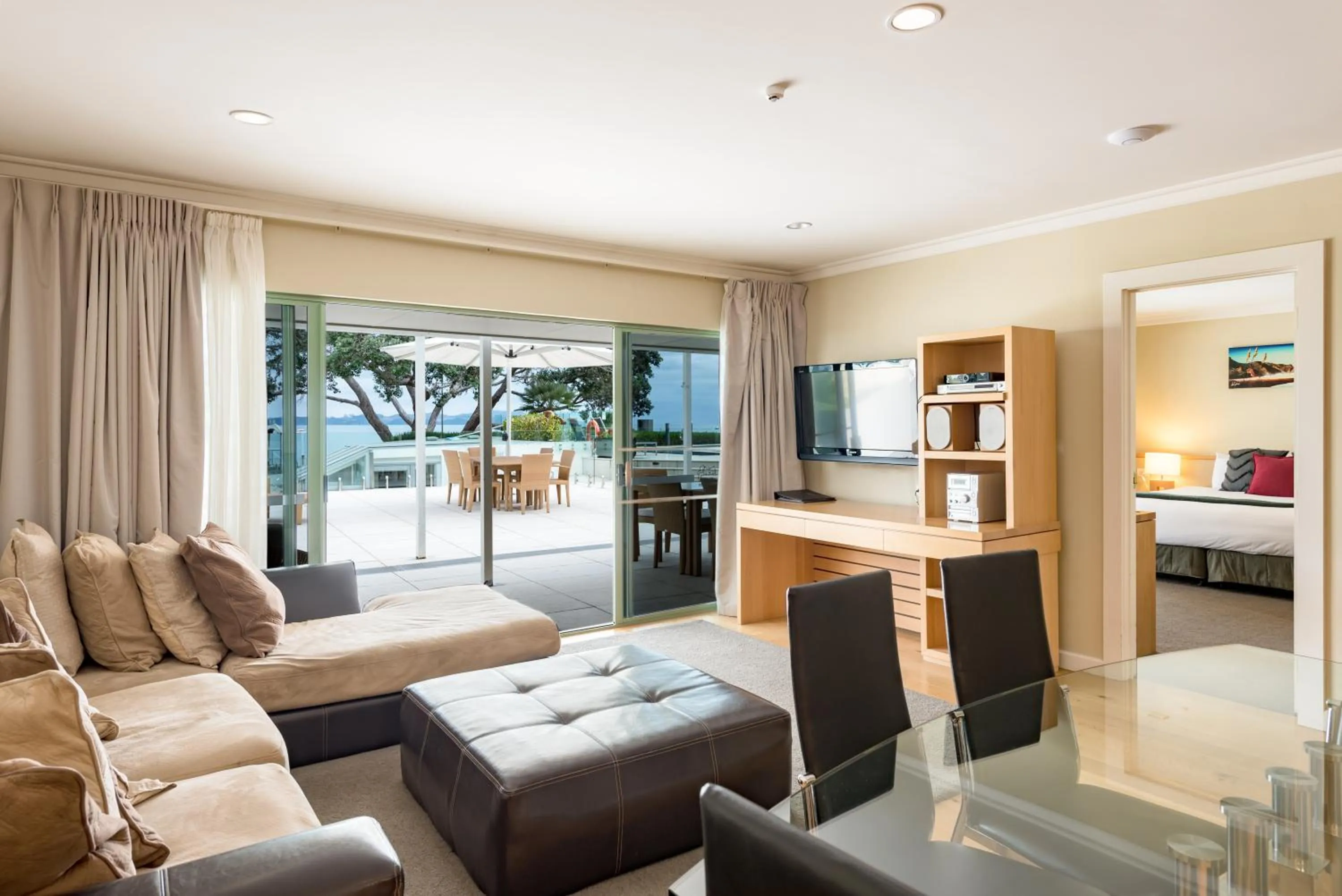 Communal lounge/ TV room in Paihia Beach Resort & Spa Hotel
