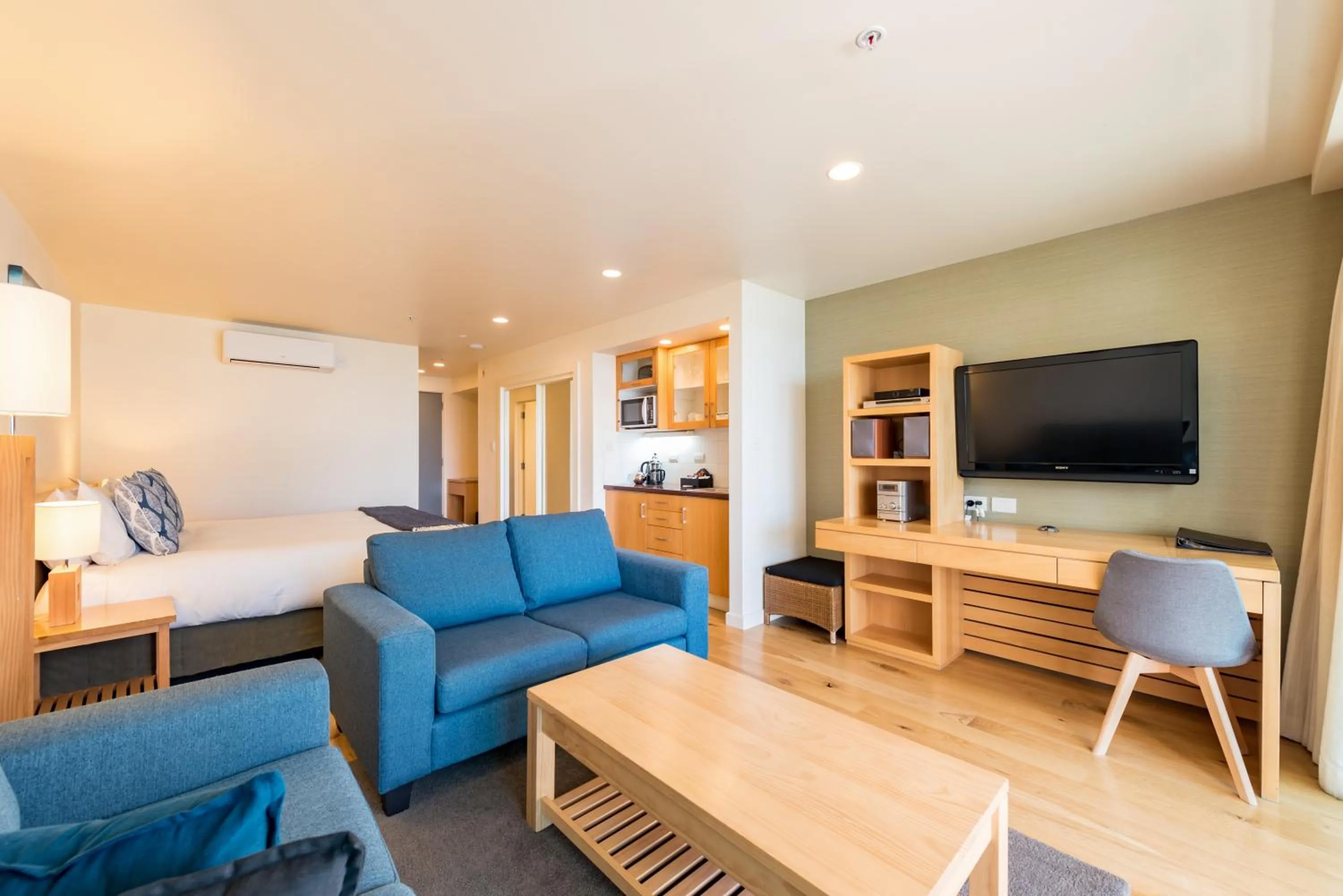Communal lounge/ TV room in Paihia Beach Resort & Spa Hotel