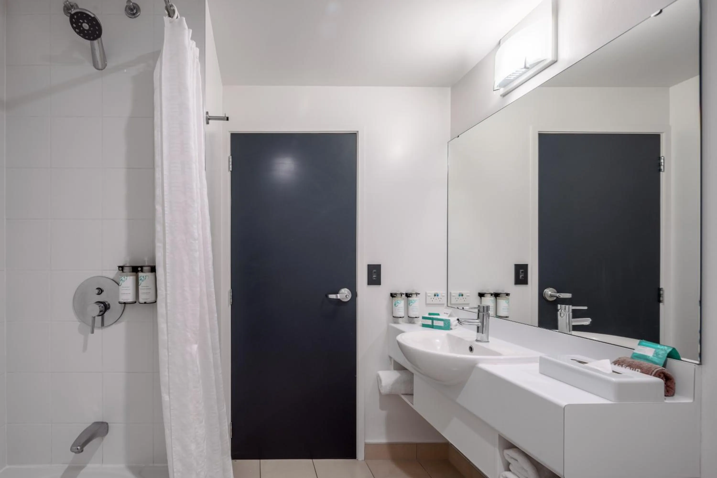 Shower in Heartland Hotel Auckland Airport