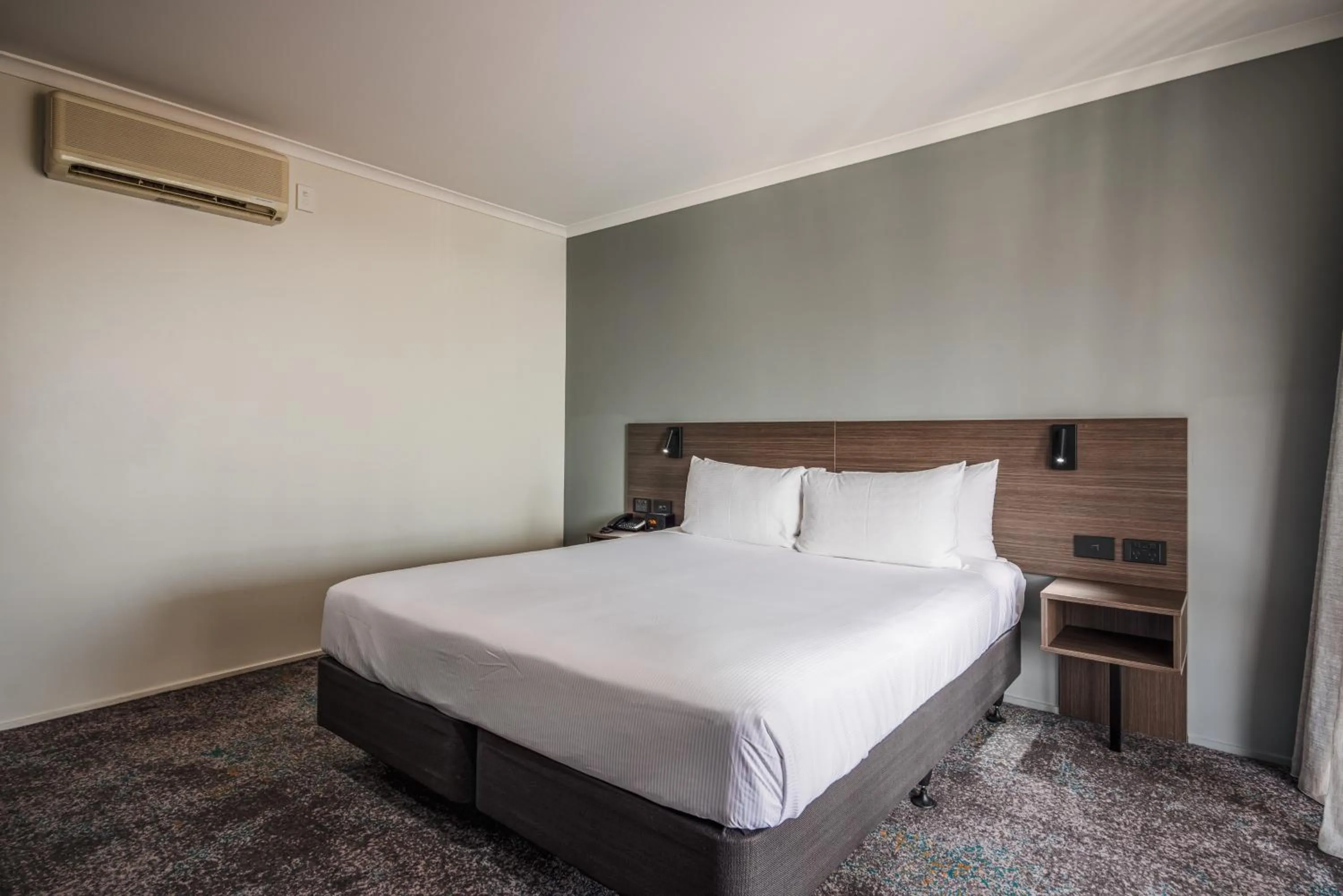 Bed in Heartland Hotel Auckland Airport