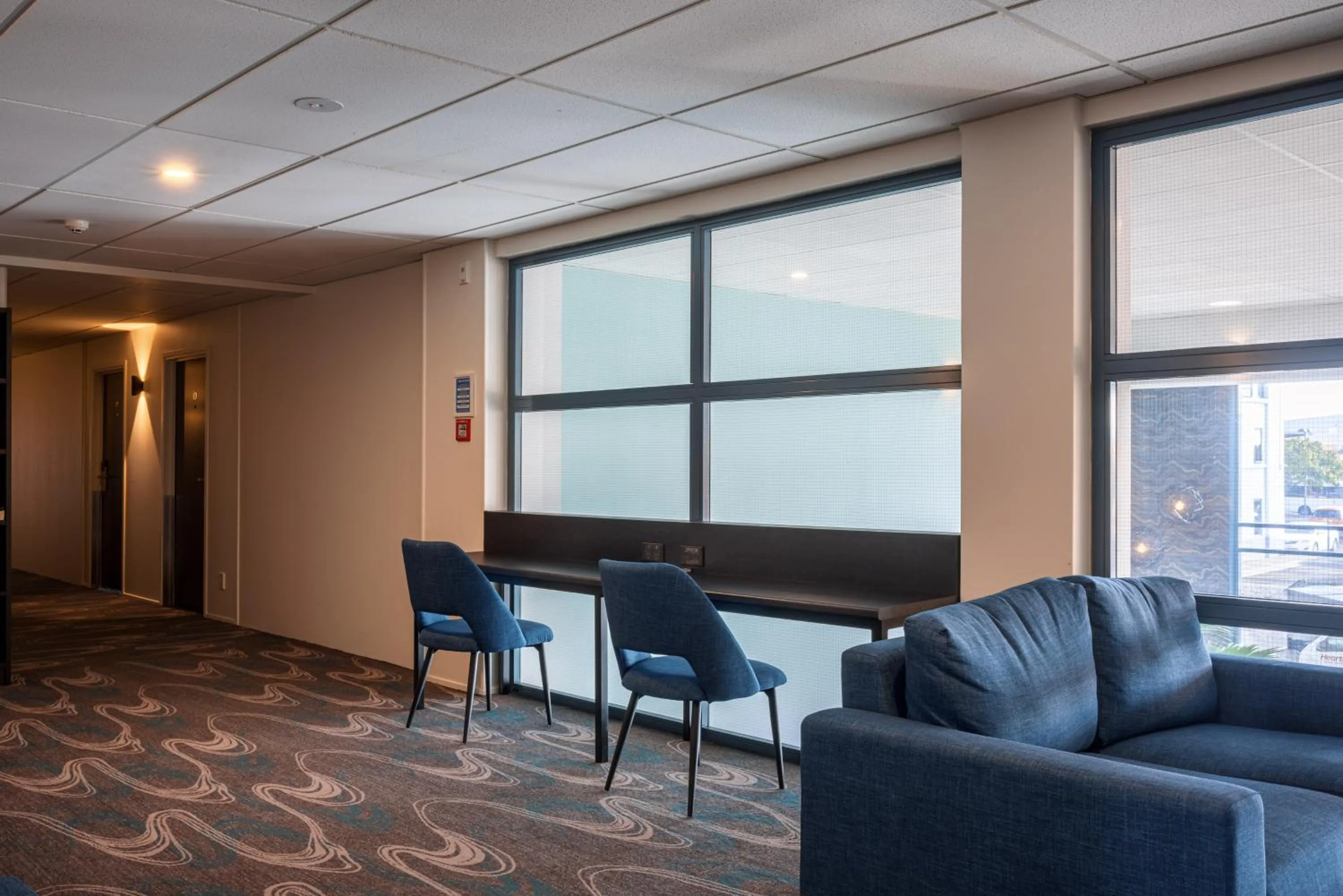 Communal lounge/ TV room in Heartland Hotel Auckland Airport