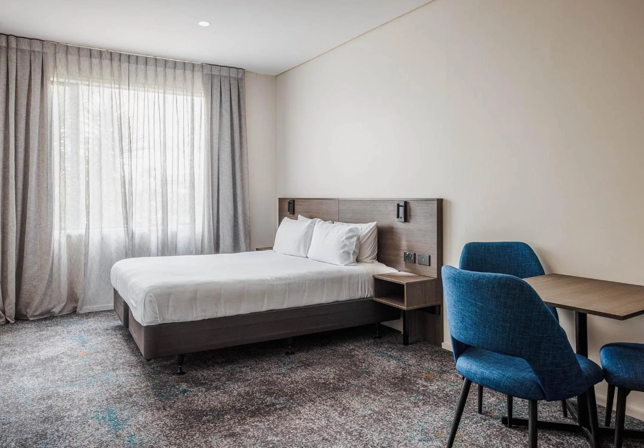 Bed in Heartland Hotel Auckland Airport