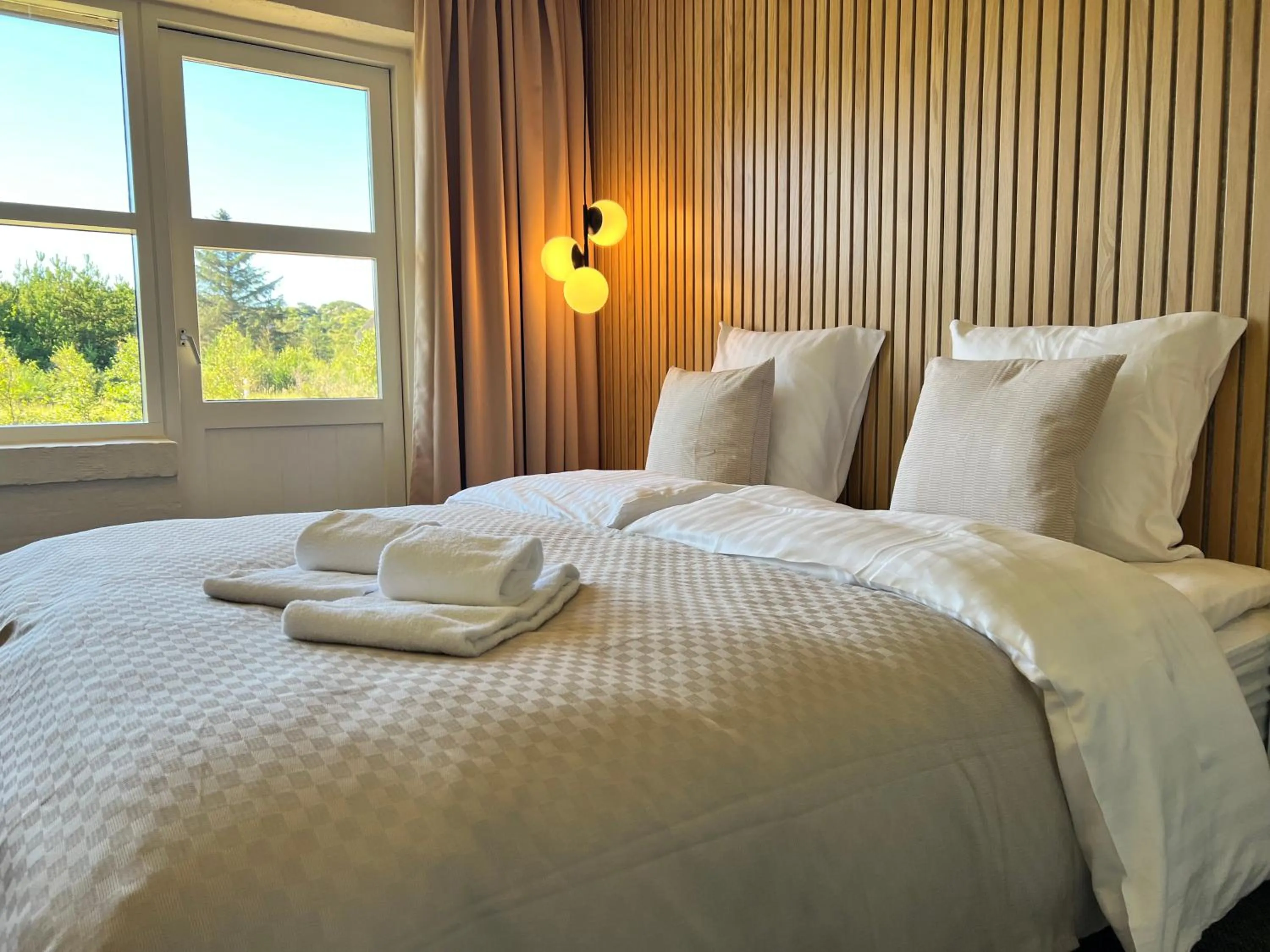 Bedroom, Bed in Strandhotel Klitrosen