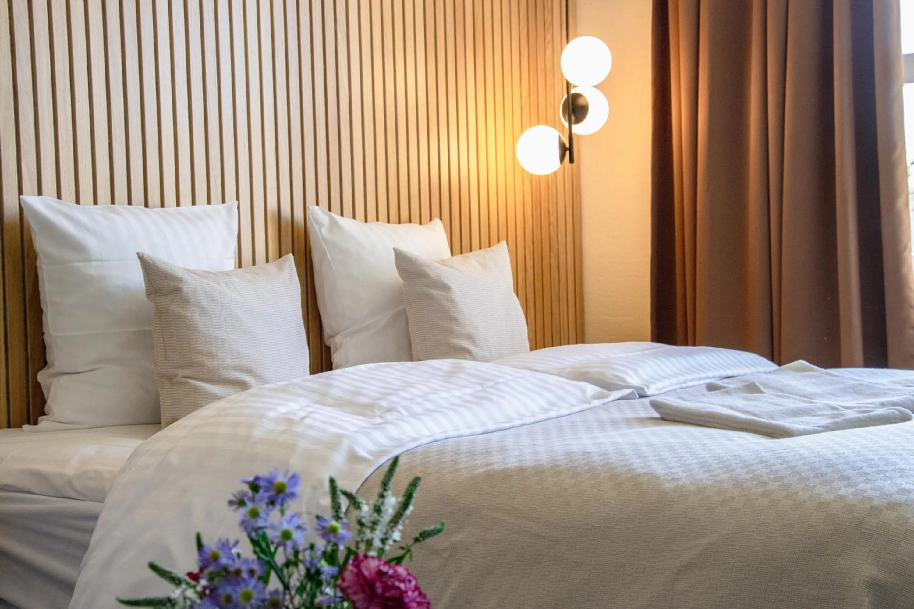 Bedroom, Bed in Strandhotel Klitrosen