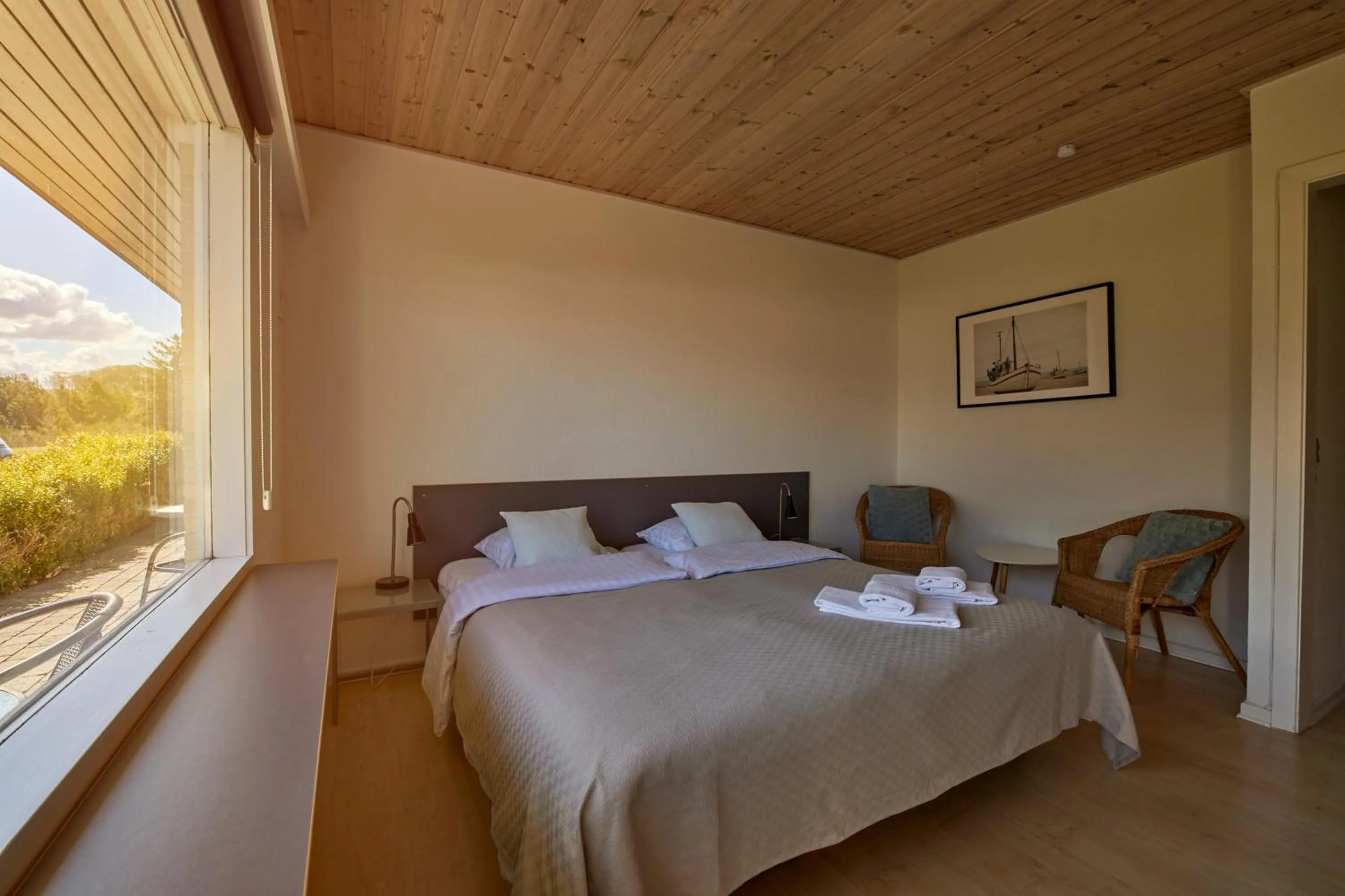 Photo of the whole room, Bed in Strandhotel Klitrosen