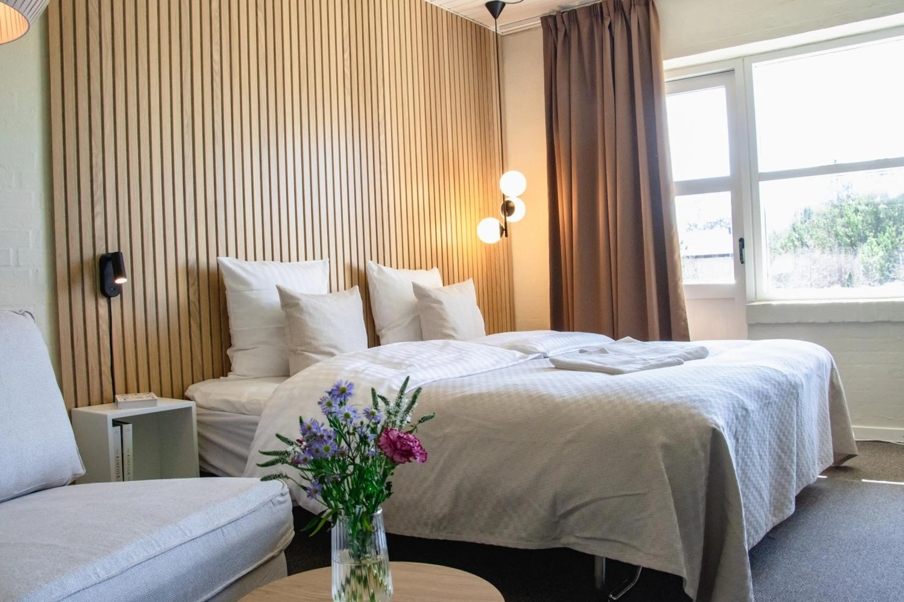 Bedroom, Bed in Strandhotel Klitrosen