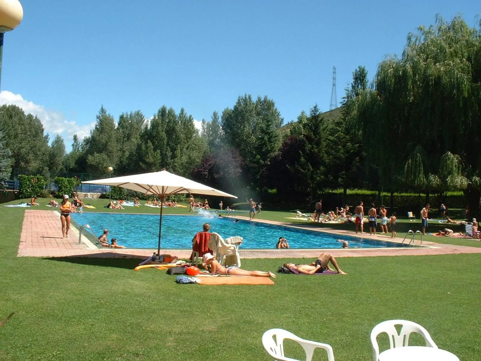 Swimming pool in Dúplex en el centro de Alp
