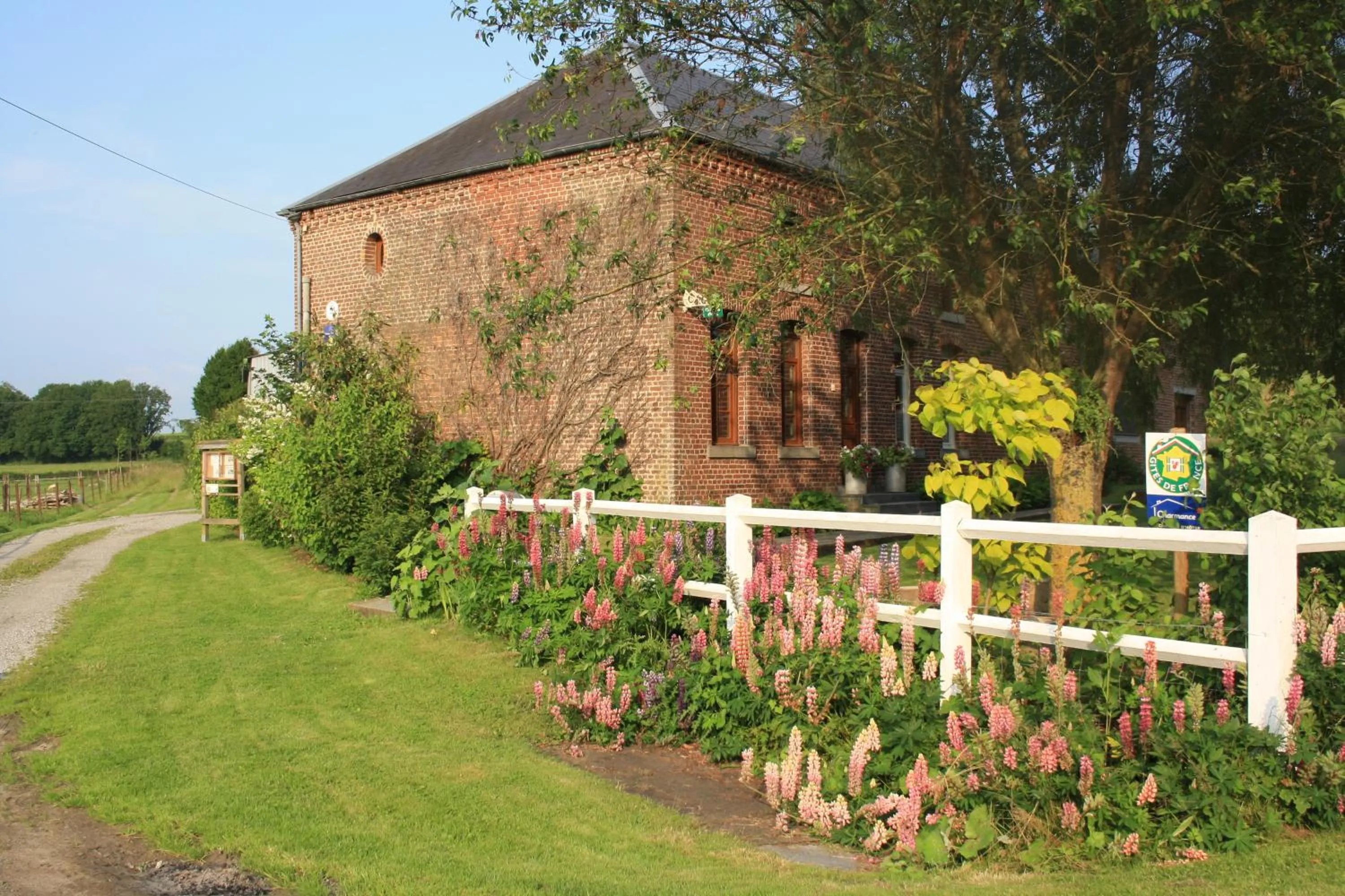 Facade/entrance in Les Mout'Anes