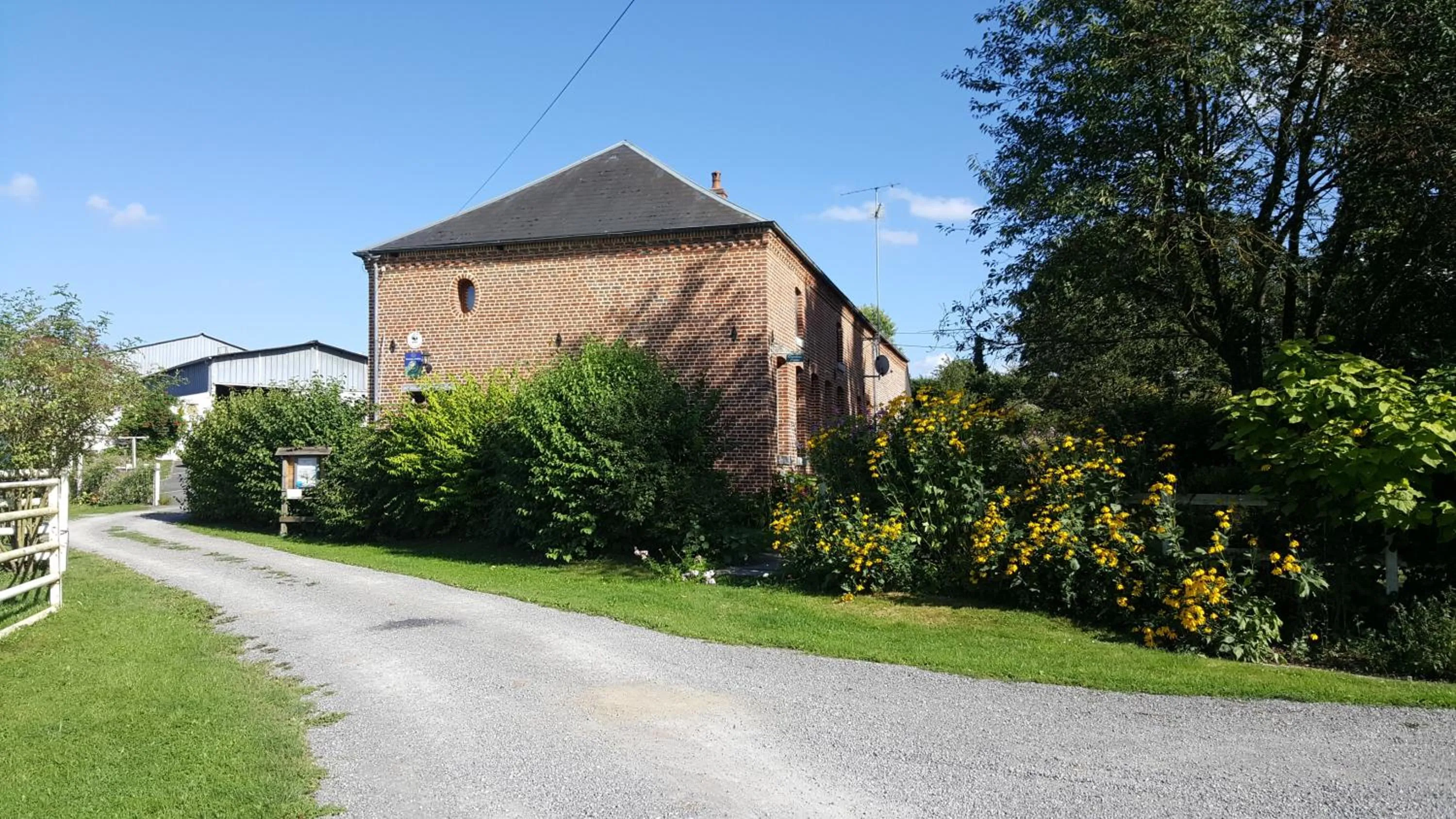 Facade/entrance in Les Mout'Anes