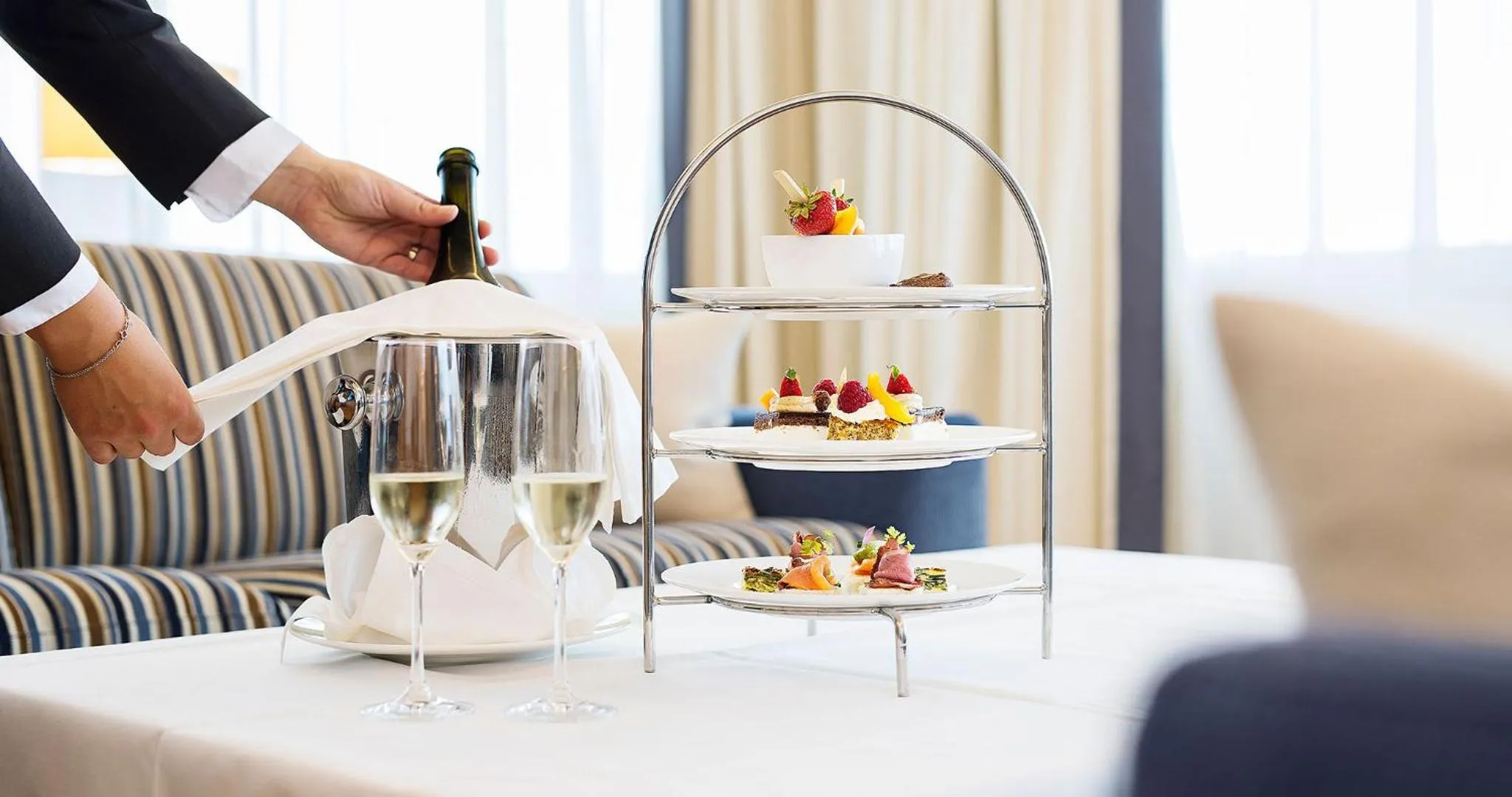 room service in Oberwaid - Das Hotel.