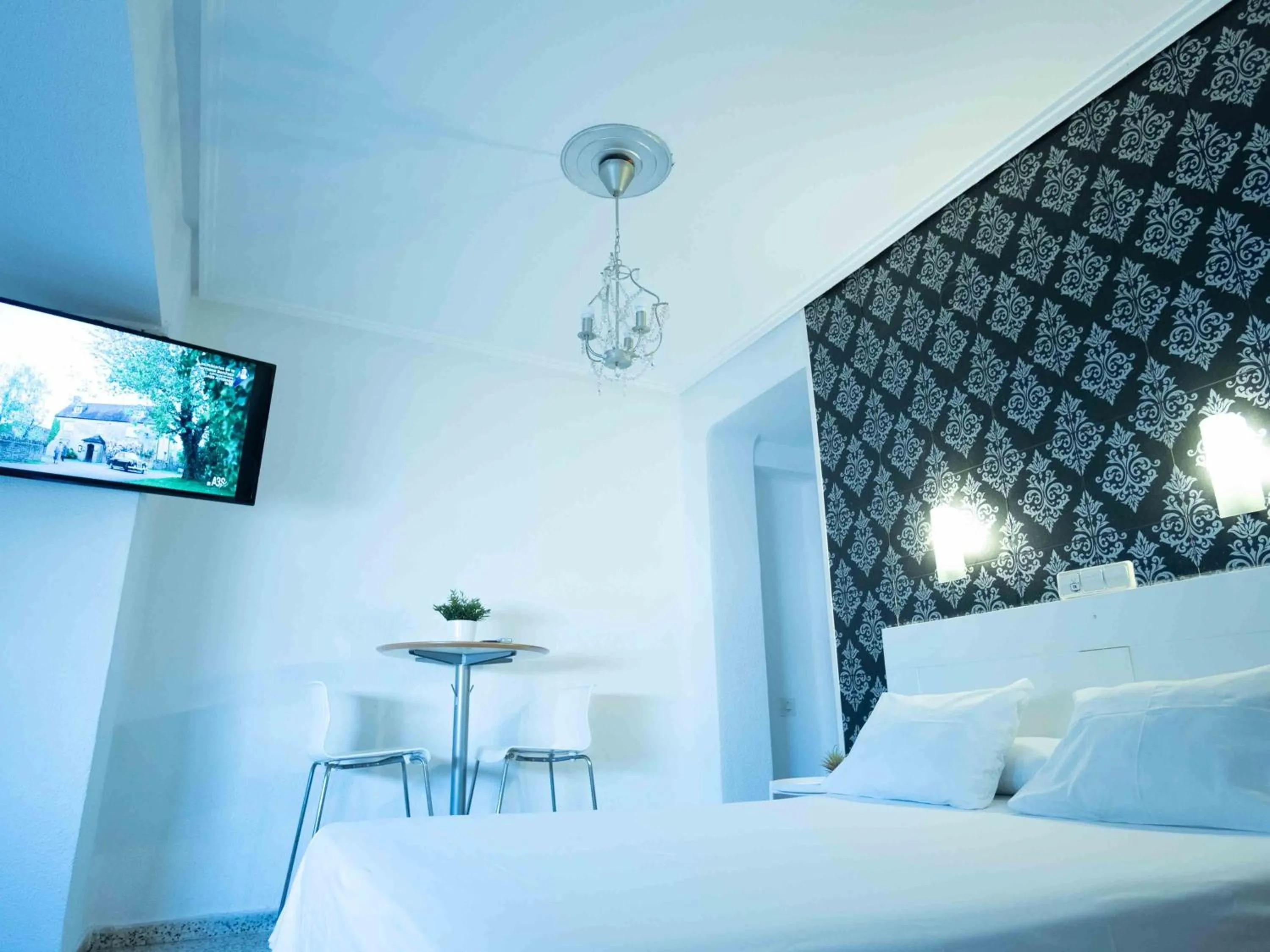 furniture, Bed in Hostal On Dormire Valencia