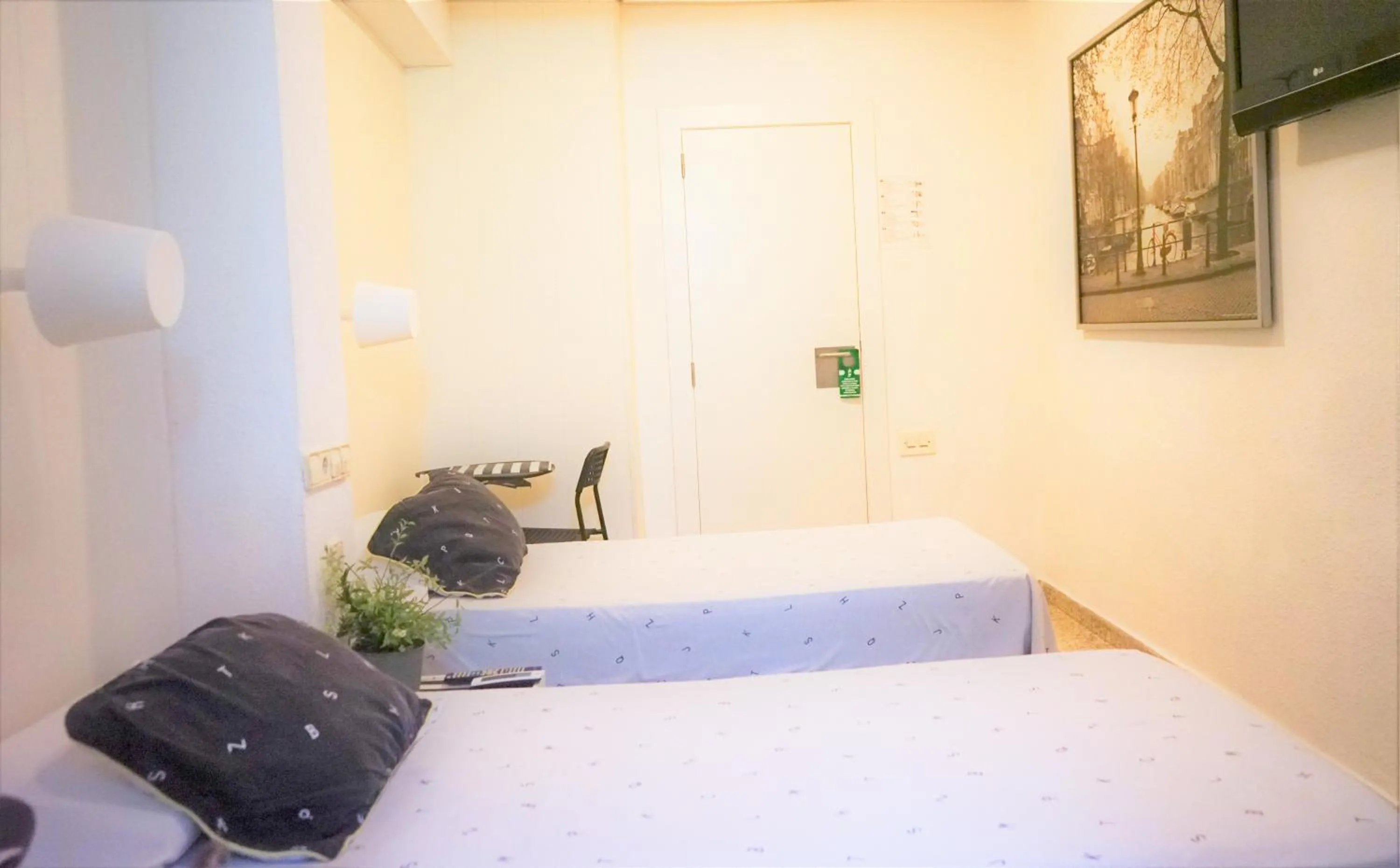 Decorative detail, Bed in Hostal On Dormire Valencia