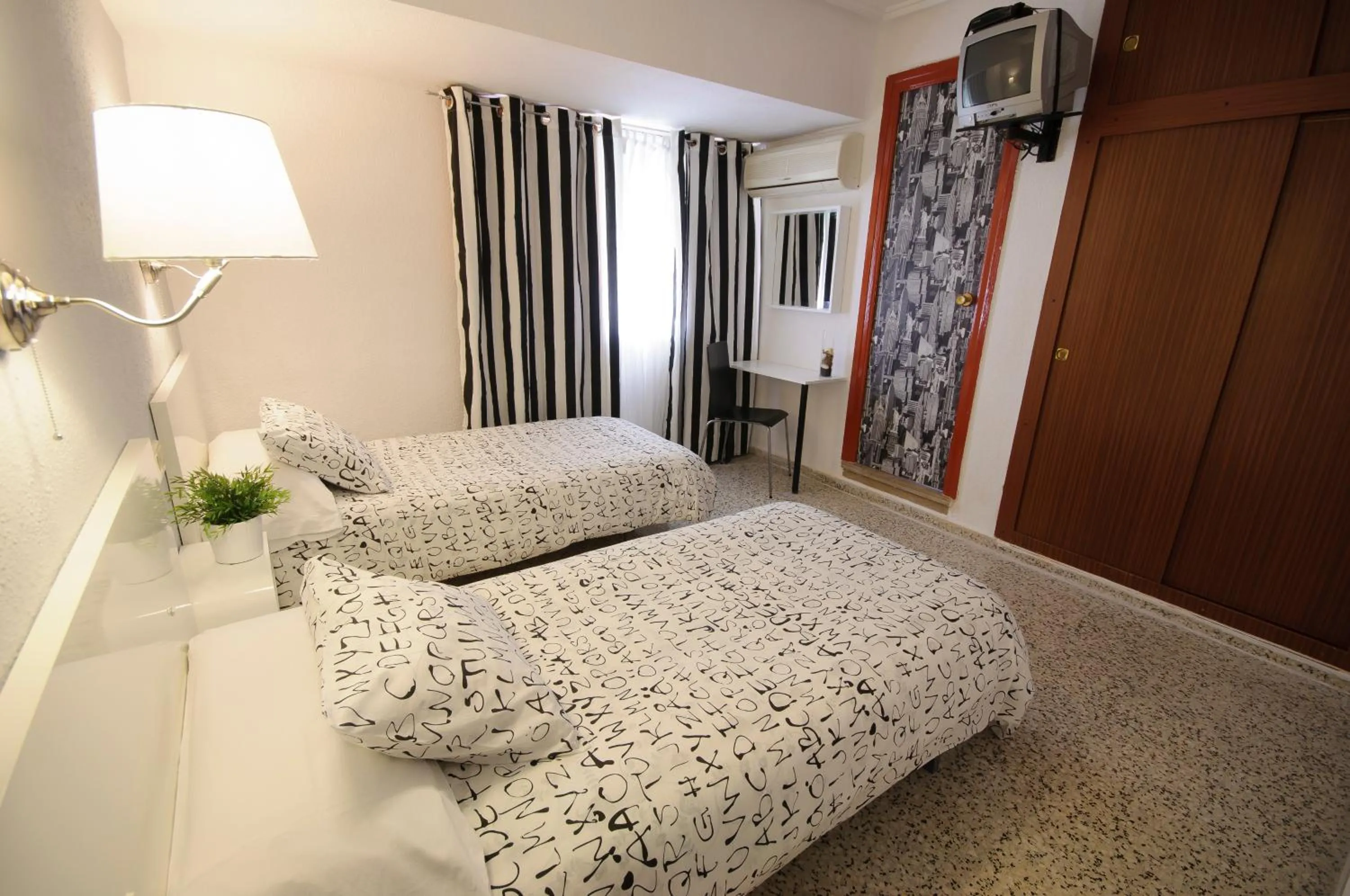 Bed in Hostal On Dormire Valencia