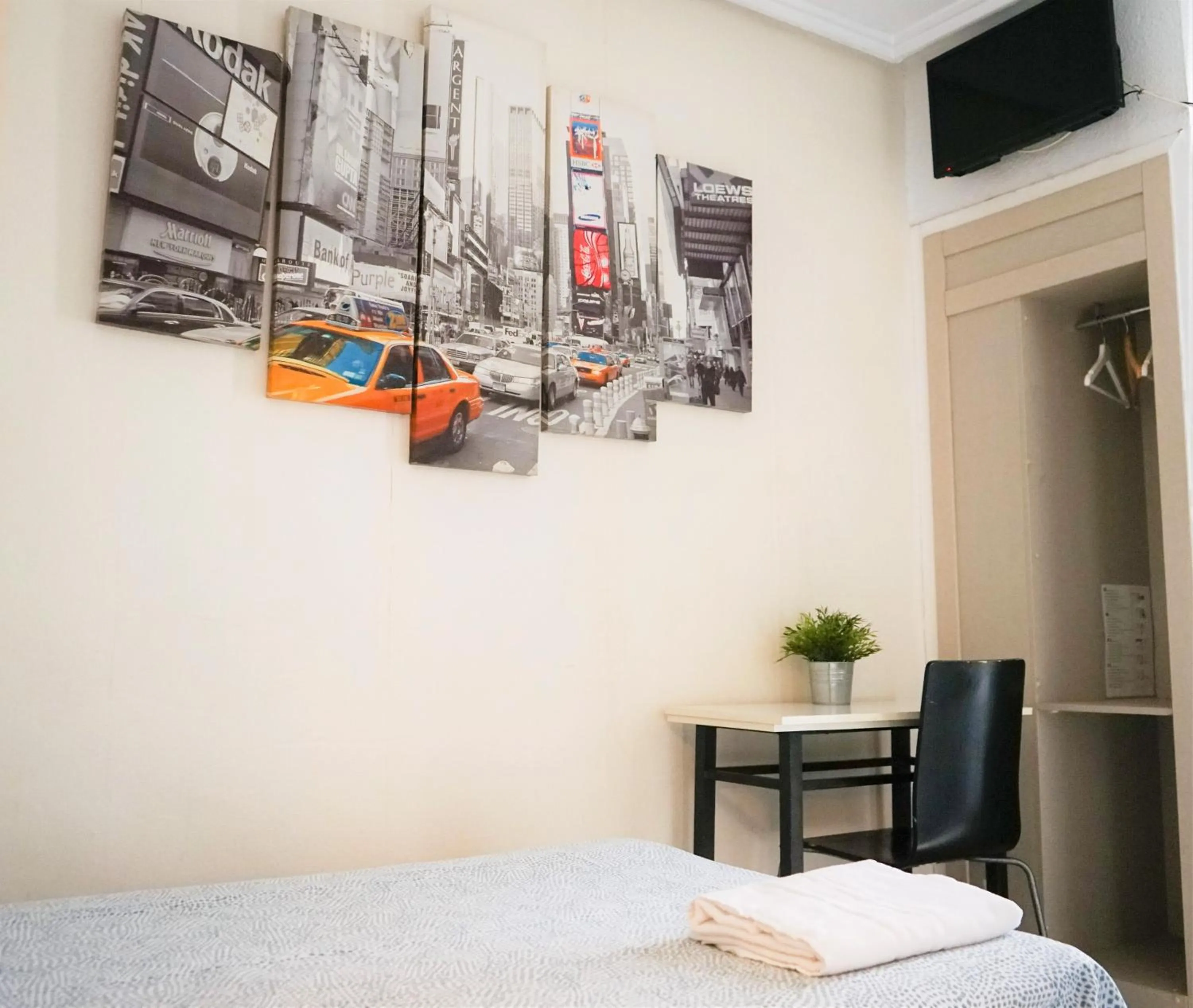 Bedroom, Bed in Hostal On Dormire Valencia