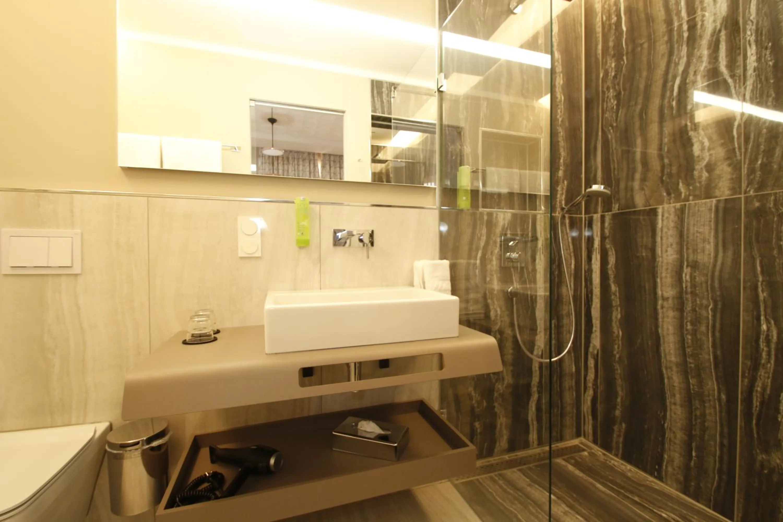 Shower in Amelie No 1 Hotel & Appartements