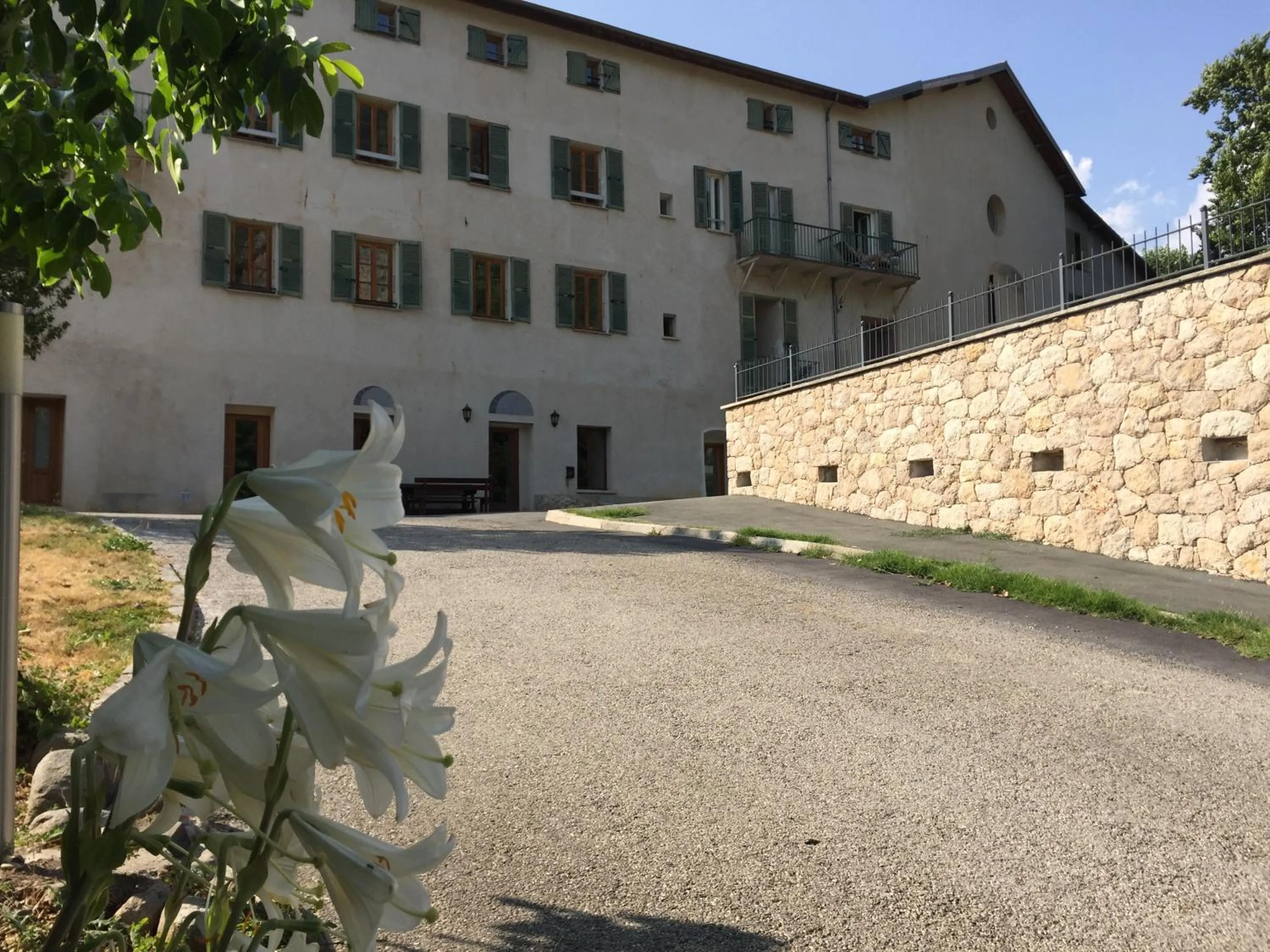 Facade/entrance in Le Prieuré