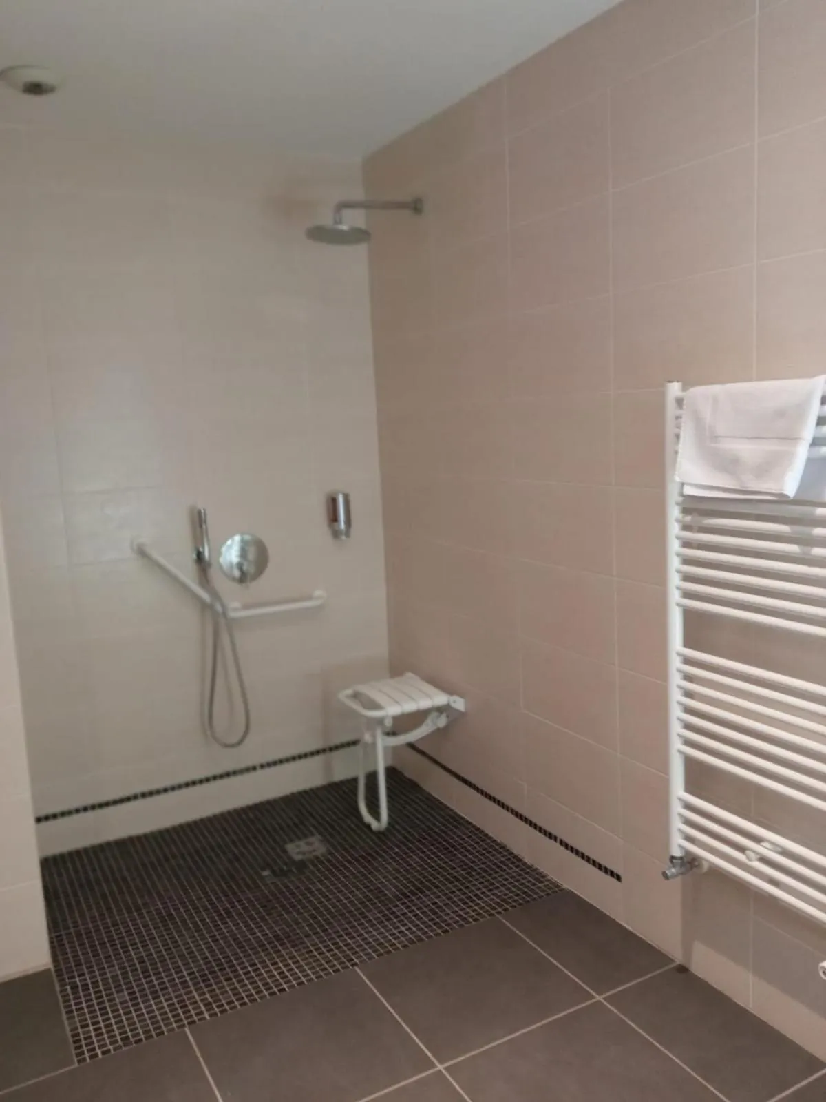 Shower in Le Prieuré