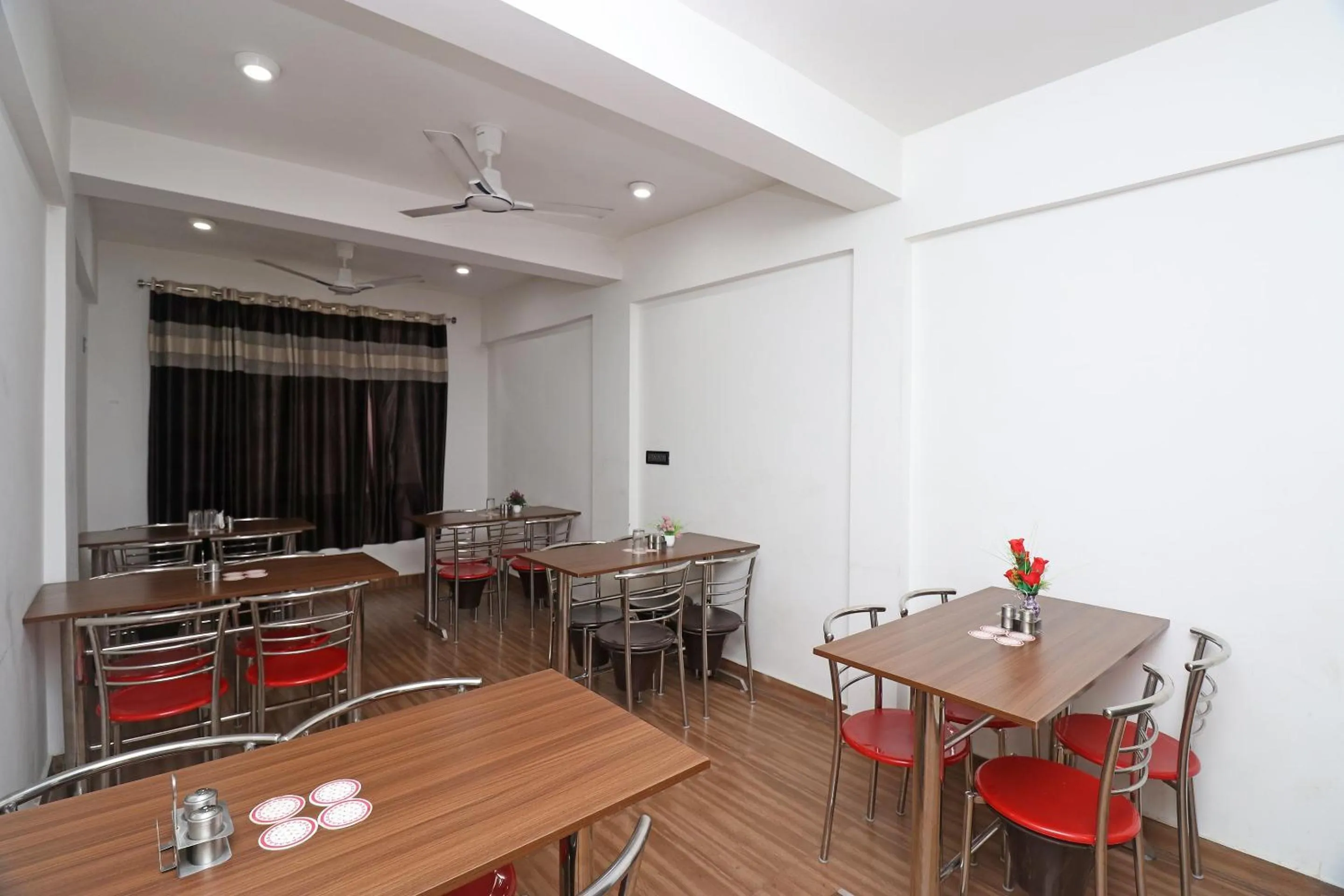 Restaurant/places to eat in Hotel O Abc Residency