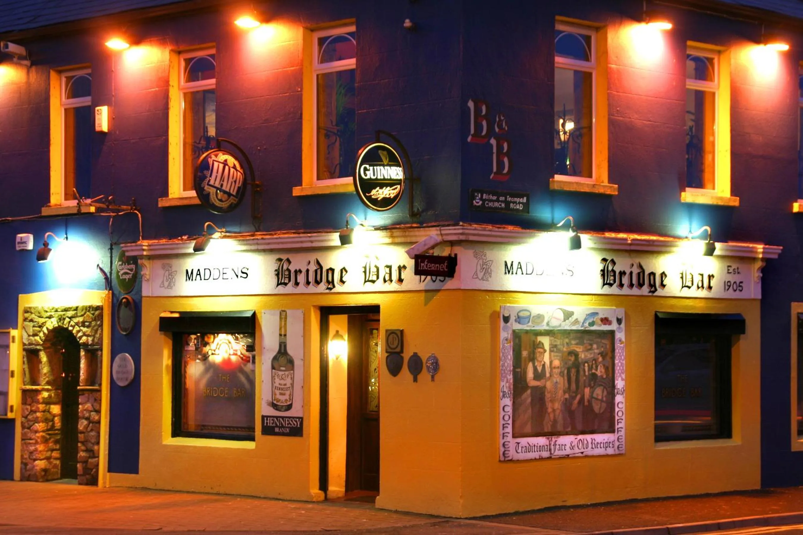Property building in Maddens Bridge Bar & Guesthouse