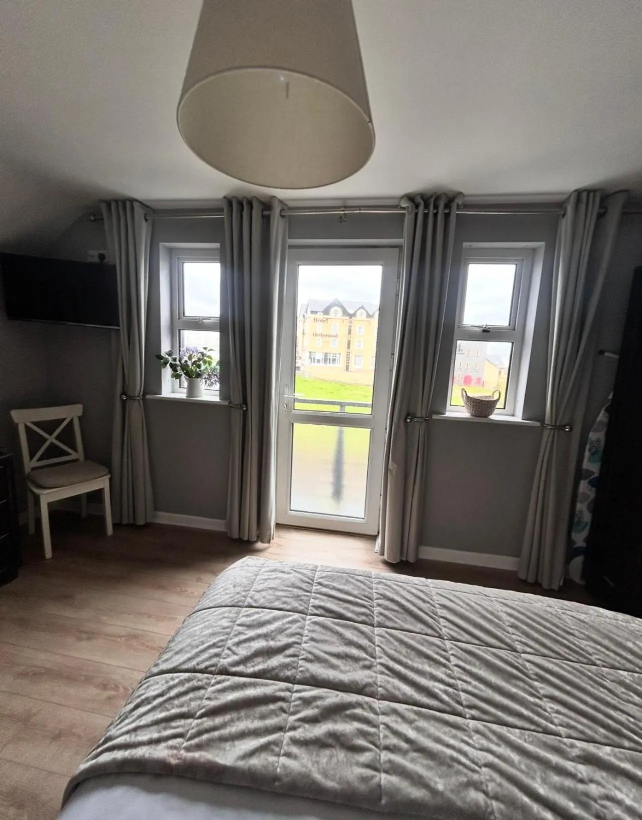 Bed in Maddens Bridge Bar & Guesthouse