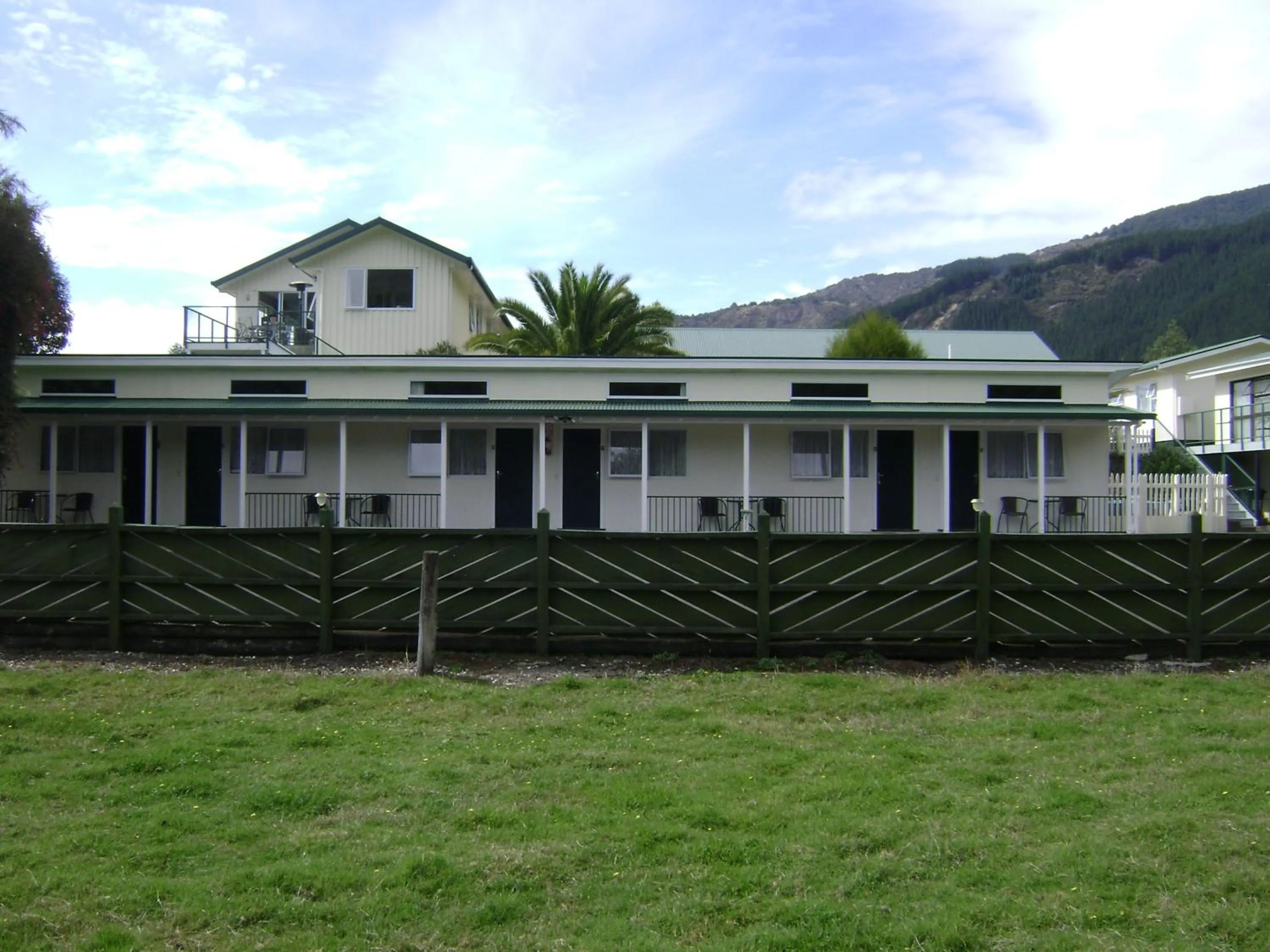 Facade/entrance in Mataki Motel